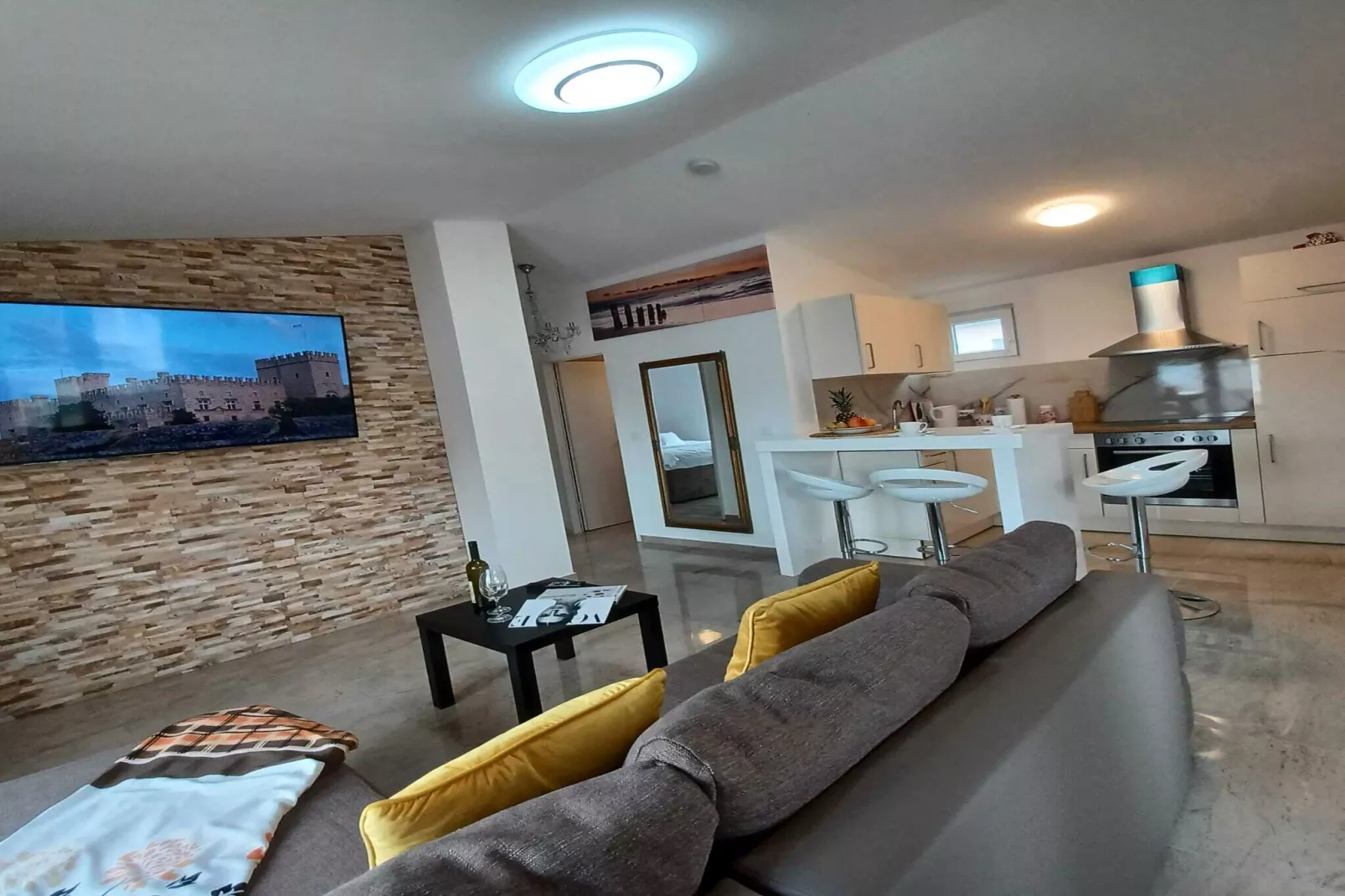 Beachfront Apartment with Balcony and Sea View-Woonkamer