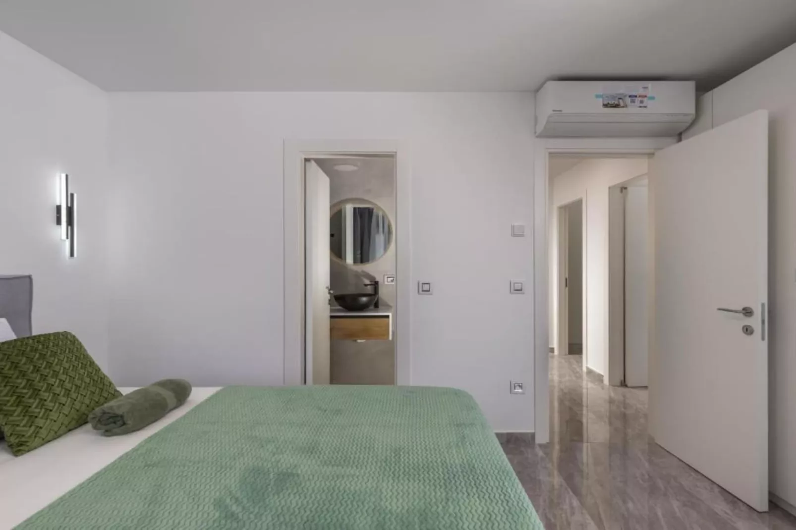 Charming Apartment Island Krk - Three Bedroom Apartment-Slaapkamer