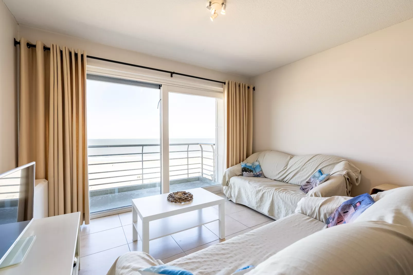 IDEAL TOWER 806-Woonkamer