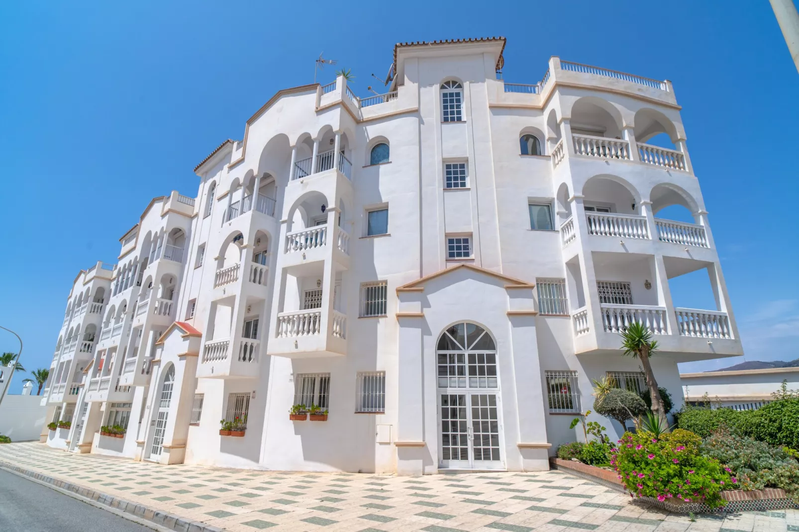 Stella Maris Beachfront 3A by Casasol-Buitenkant zomer