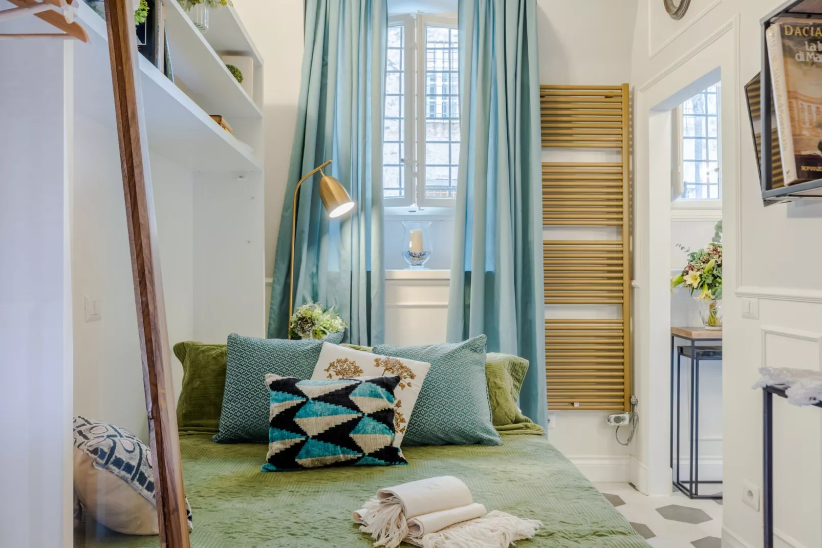 Busdraghi Studio,Stylish at Via Fillungo-Niet-getagd