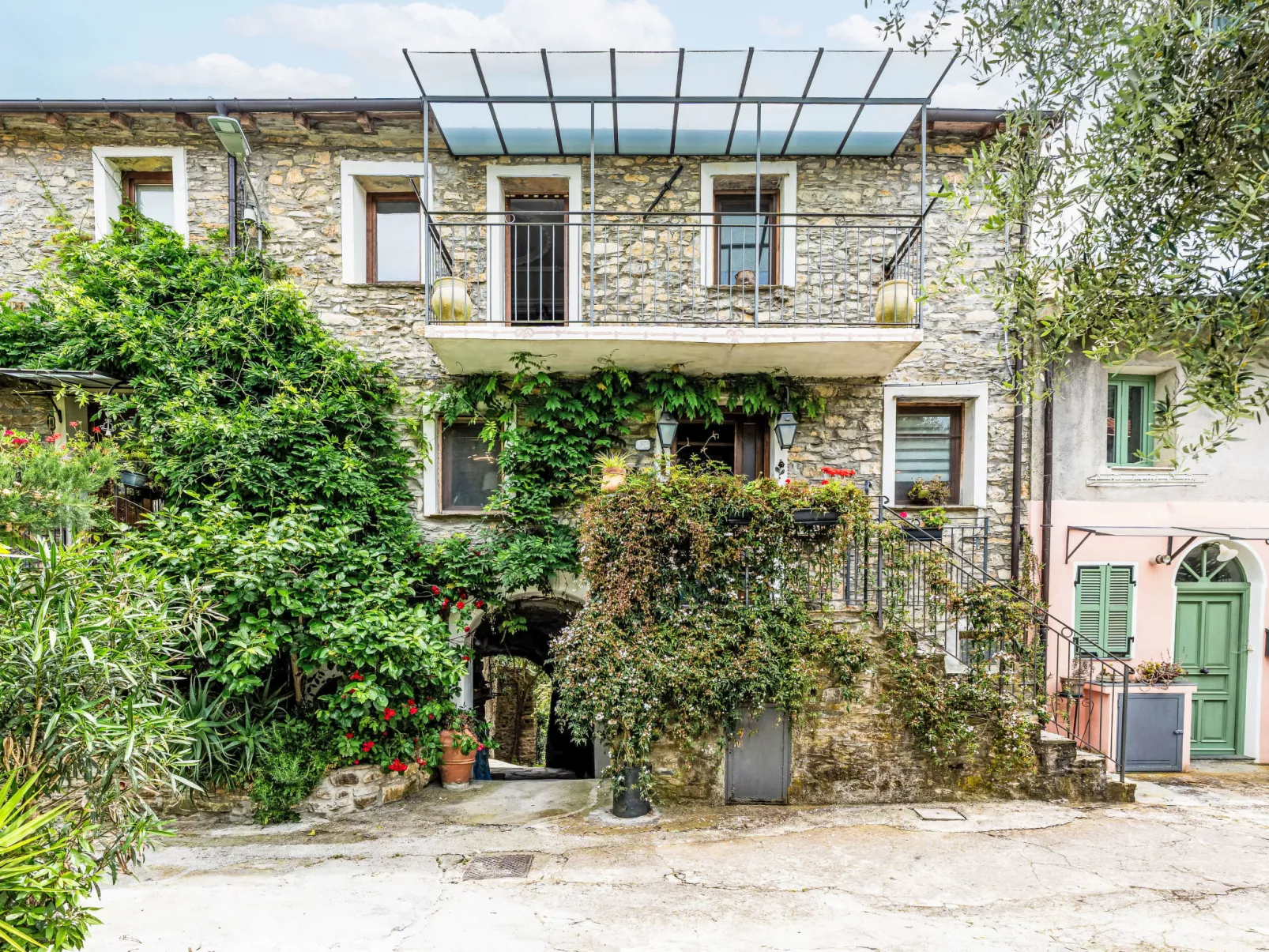 Ma Maison-Buiten