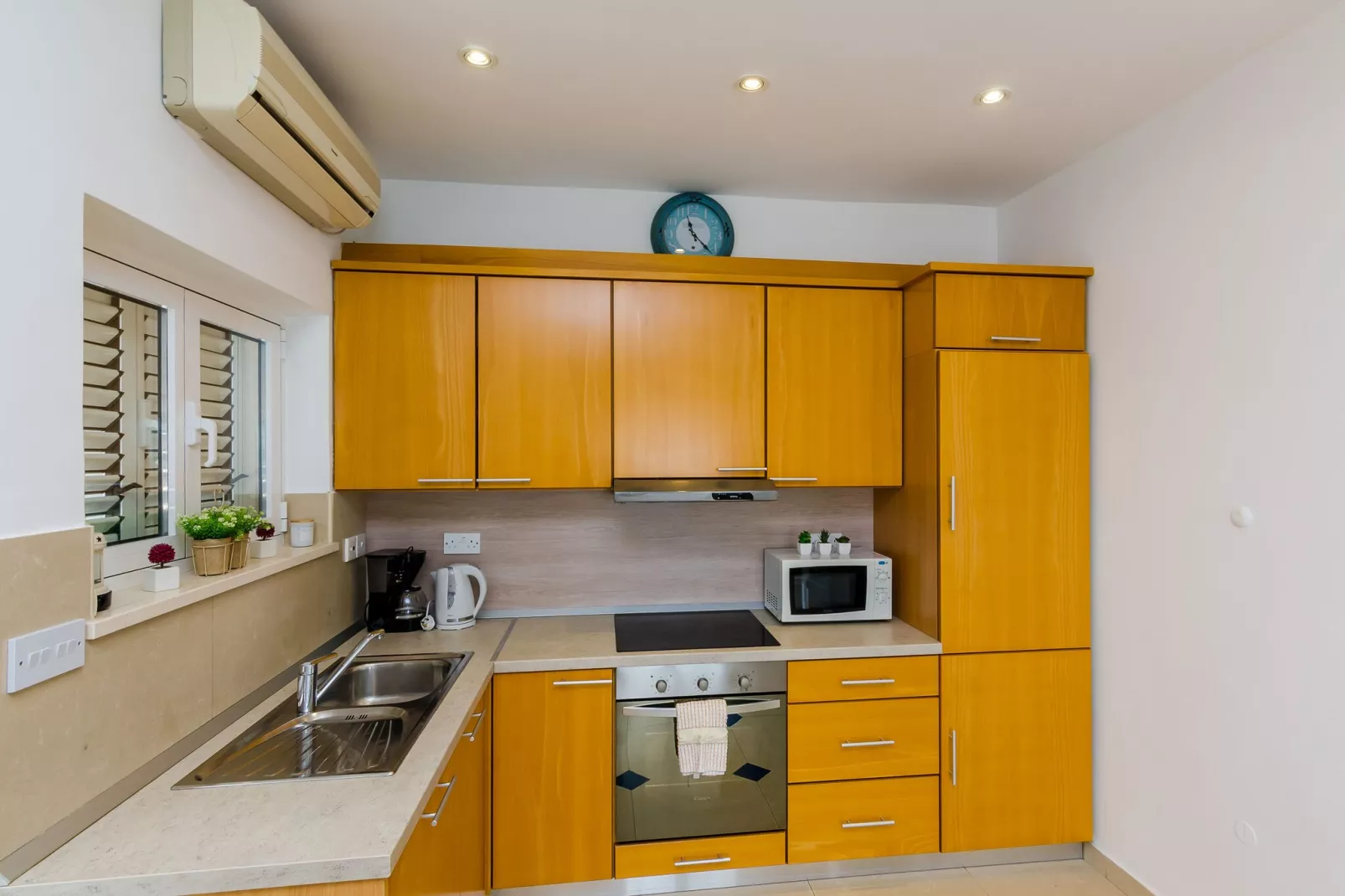 Apartment Franceska -Two-Bedroom Apartment with Terrace and Sea View-Keuken