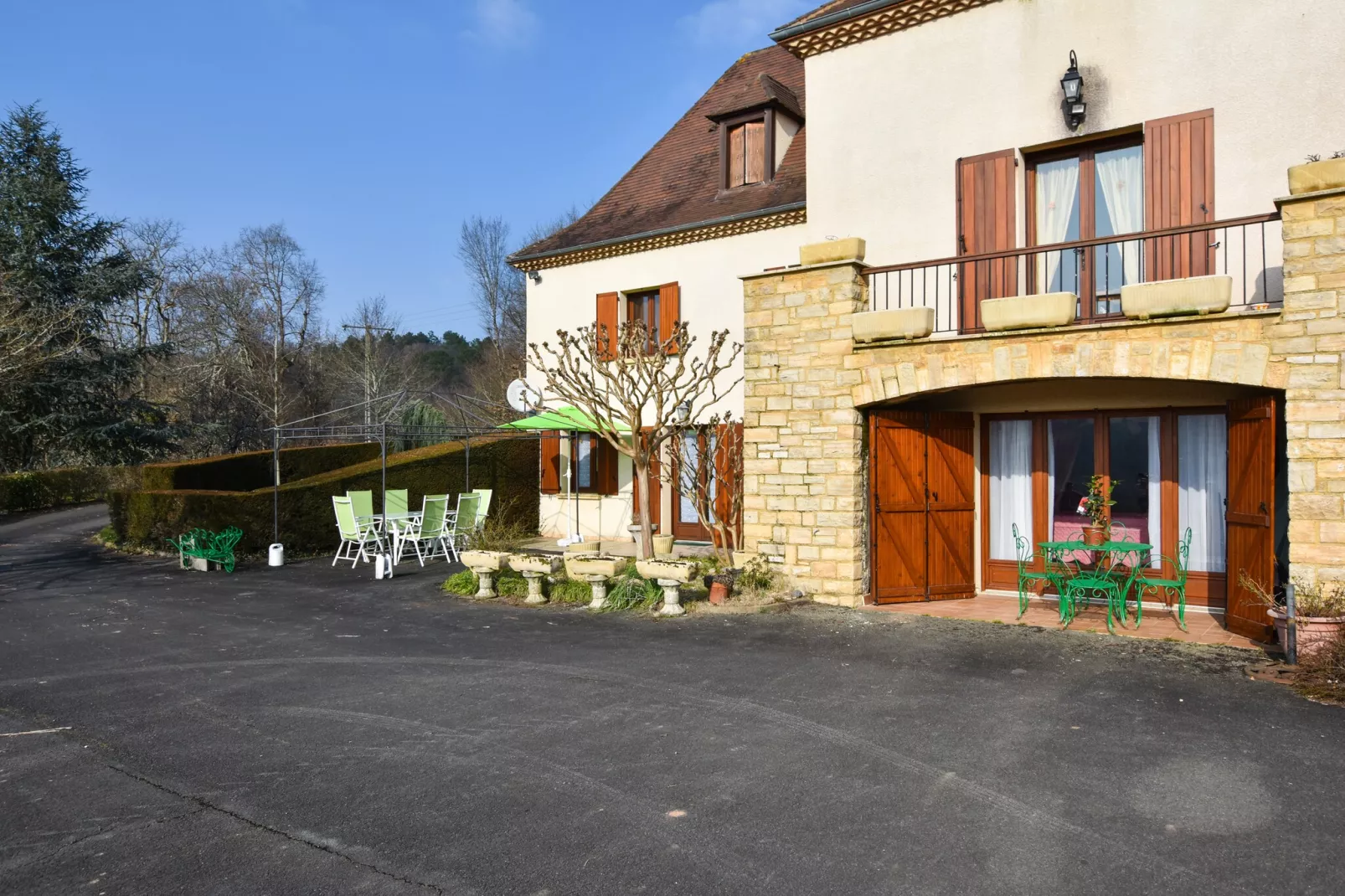 La Maison Albizzia-Buitenkant zomer