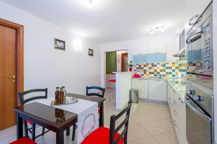 Feel Good Apartment - Two-Bedroom Apartment with Terrace and Garden View-Eetkamer