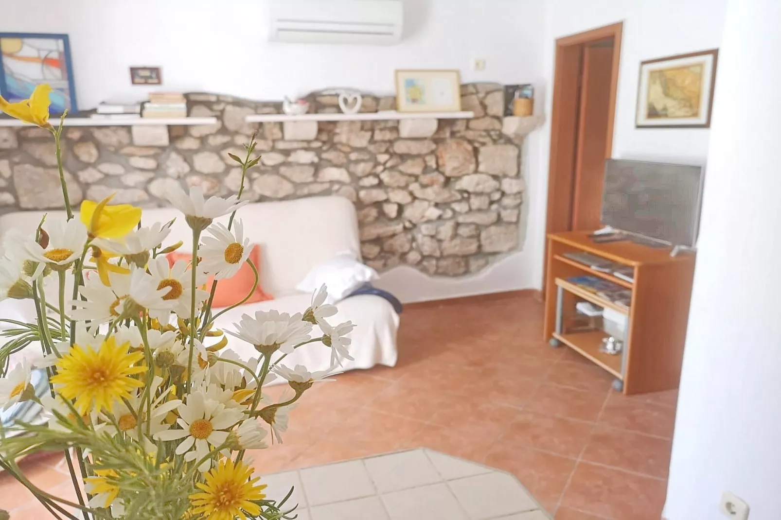 Olive's Apartment-Two Bedroom Apartment with Terrace-Woonkamer