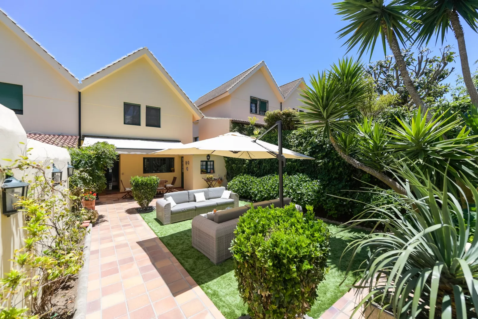 House with cozy garden BBQ and free parking-Buitenlucht