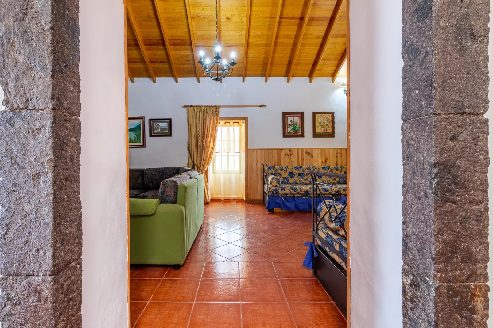 Mari House With Jacuzzi and BBQ by CanariasGetaway-Woonkamer