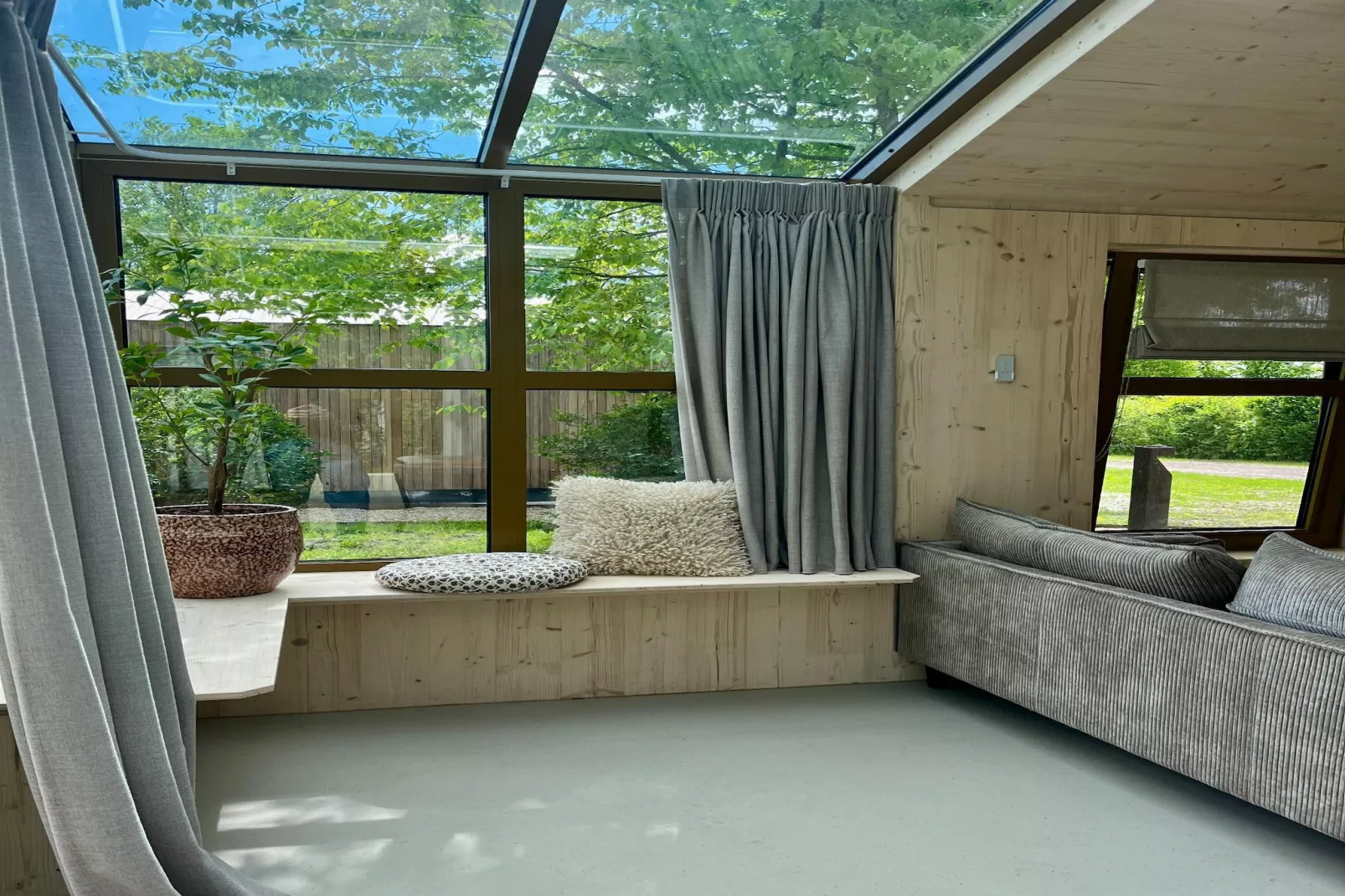 Groepsaccommodatie + 4 large greenhouses (36 personen)-Woonkamer
