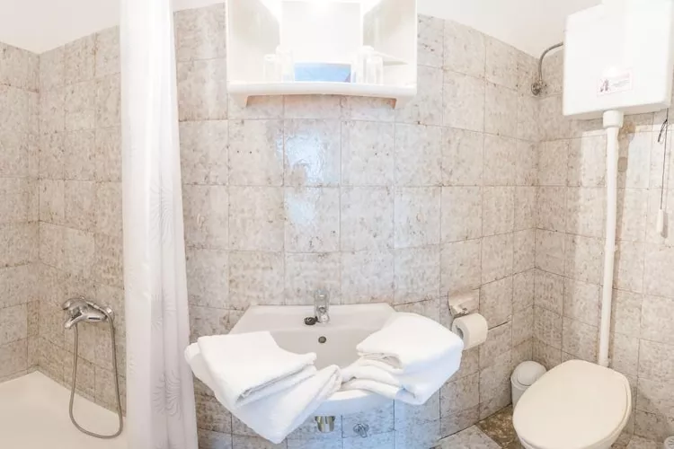 Guest House Villa Nina- Studio with Terrace and Partial Sea View (S5 - bungalov)-Badkamer