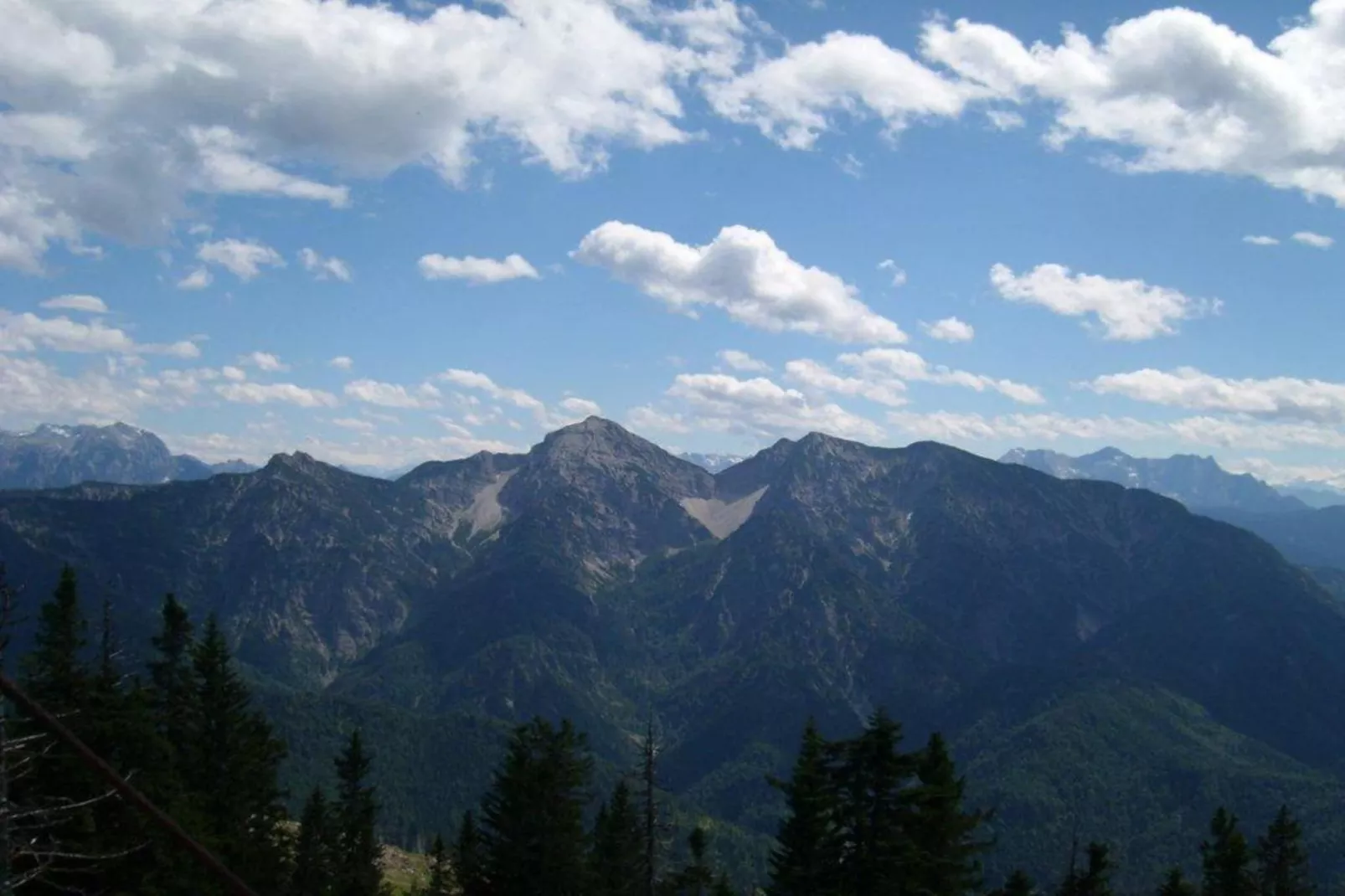 Haus in den Alpen-Gebieden zomer 20km