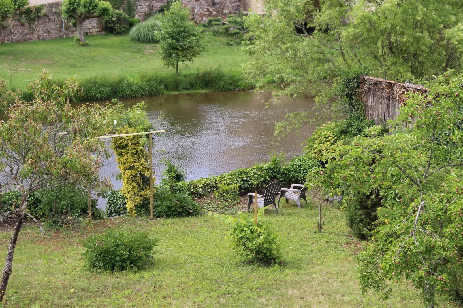 Gîte Calvaire - Hérisson-Tuinen zomer