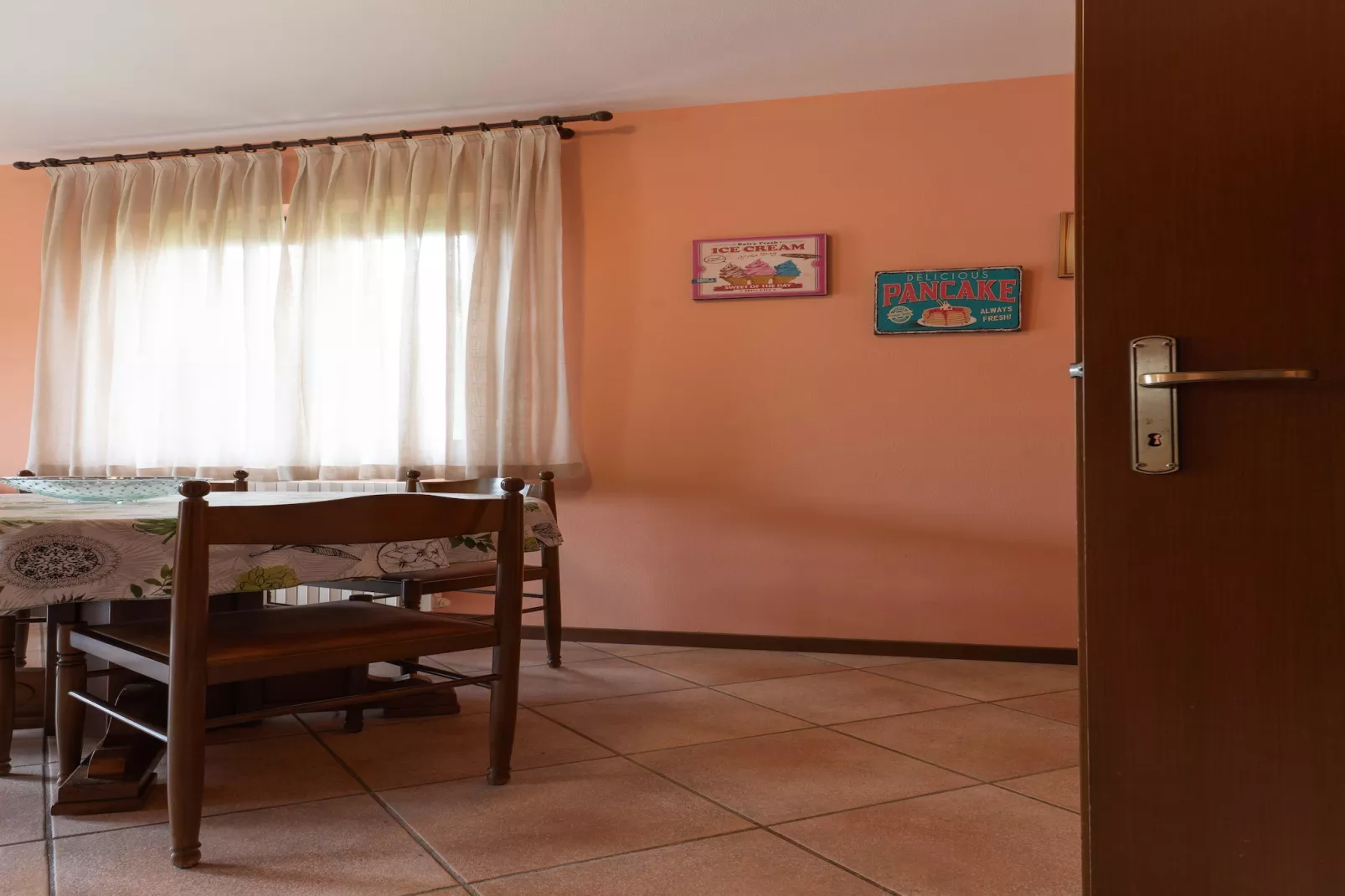 Casa Flora 4 app-Eetkamer