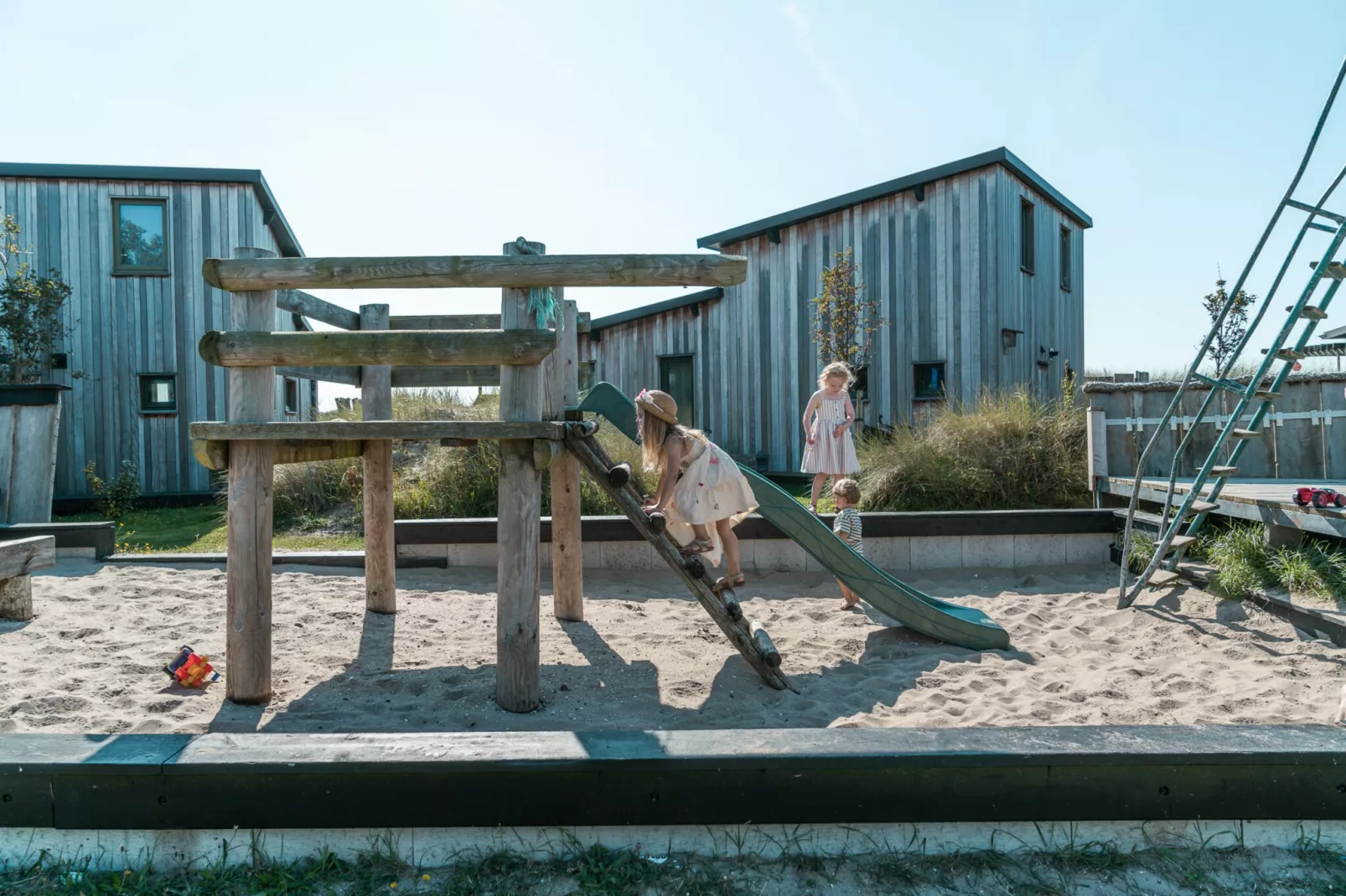 Kidz Lodge-Buitenkant zomer