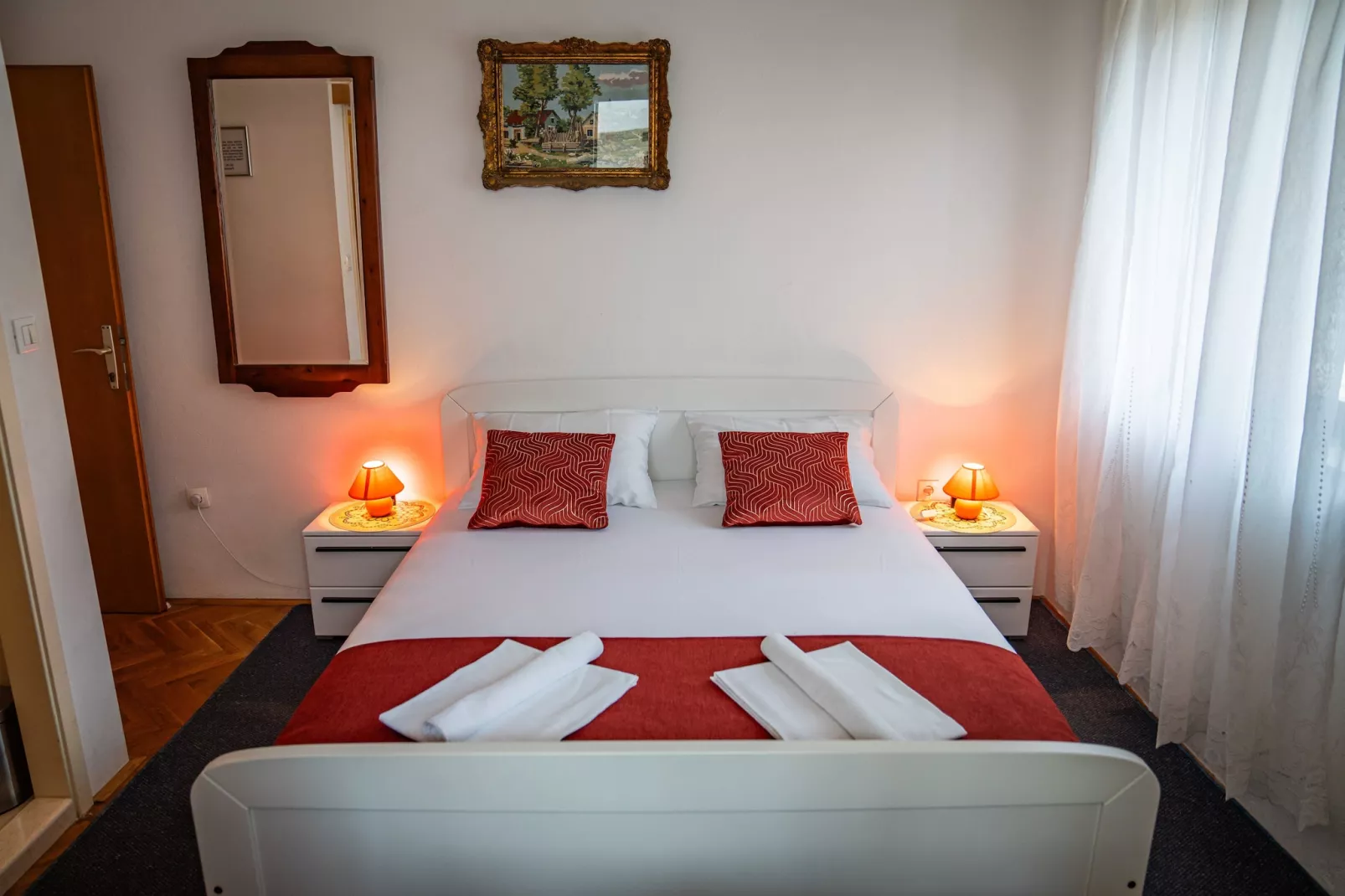 Guest House Cesic - Double Room No6-Slaapkamer