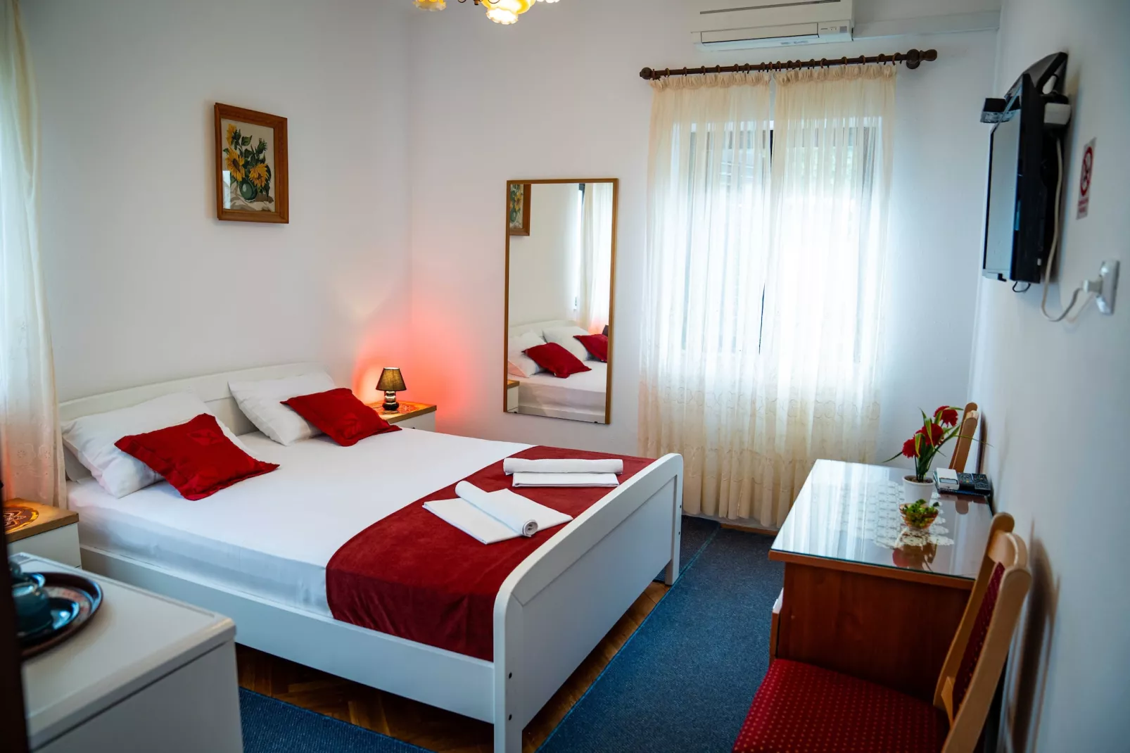 Guest House Cesic - Double Room No7-Slaapkamer
