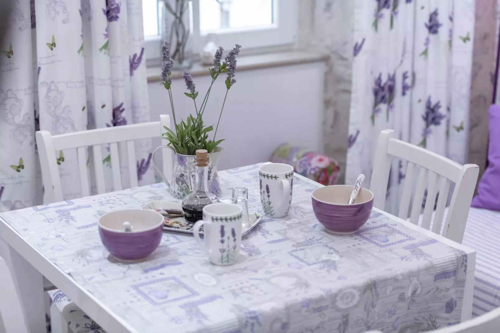 L & L Old Town Apartments - One bedroom Apartment (Lavander)-Eetkamer