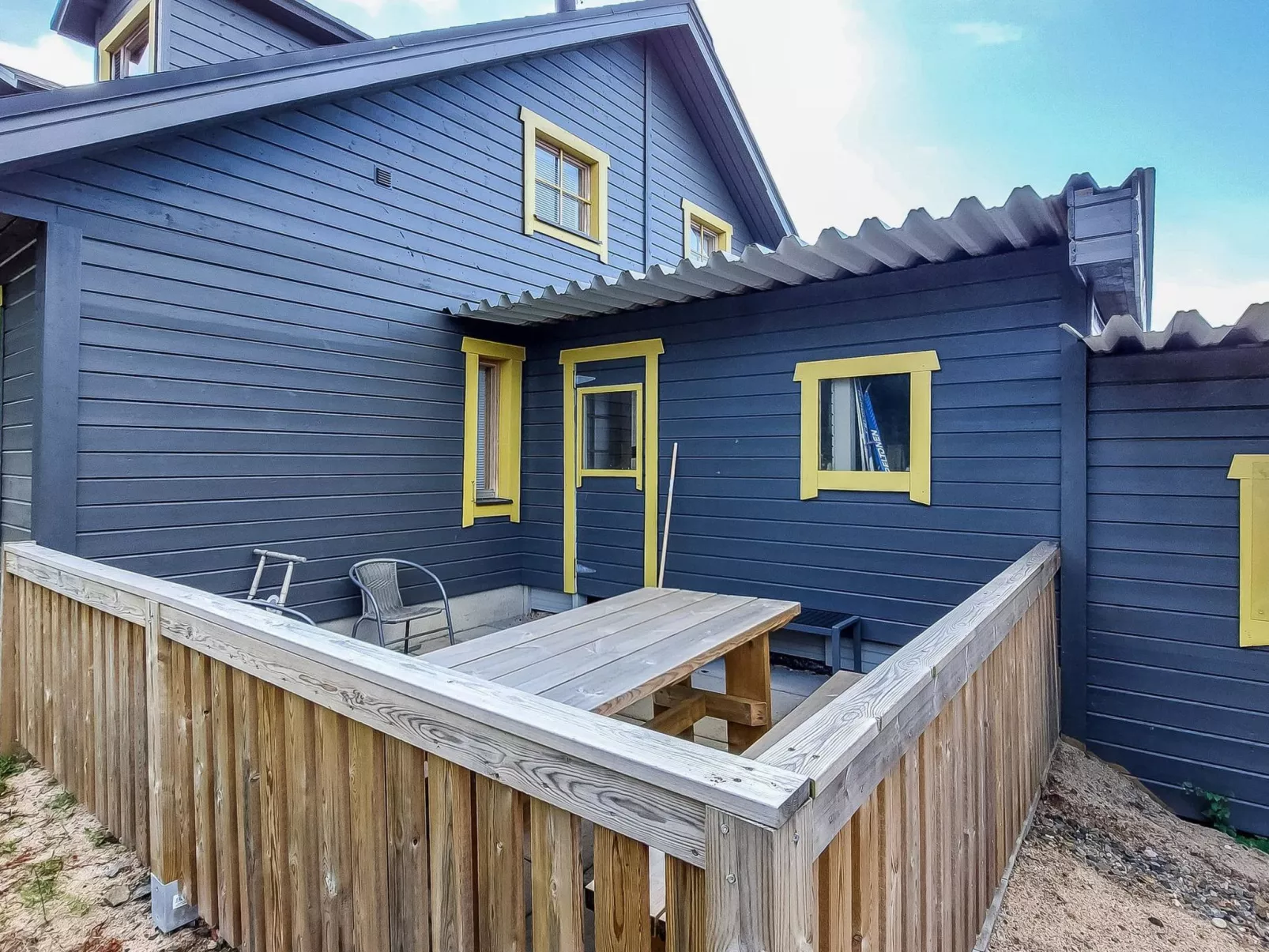 Aihki c/o villa armas 50-Binnen