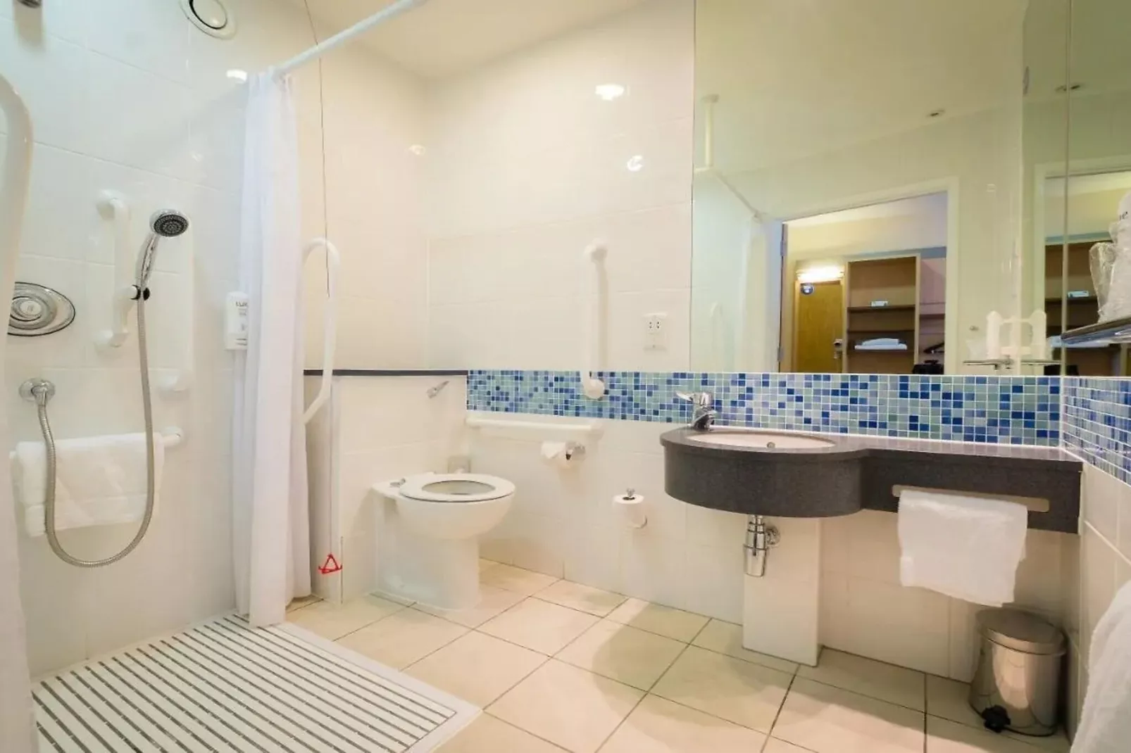 IHG  Standard family of 3-Badkamer