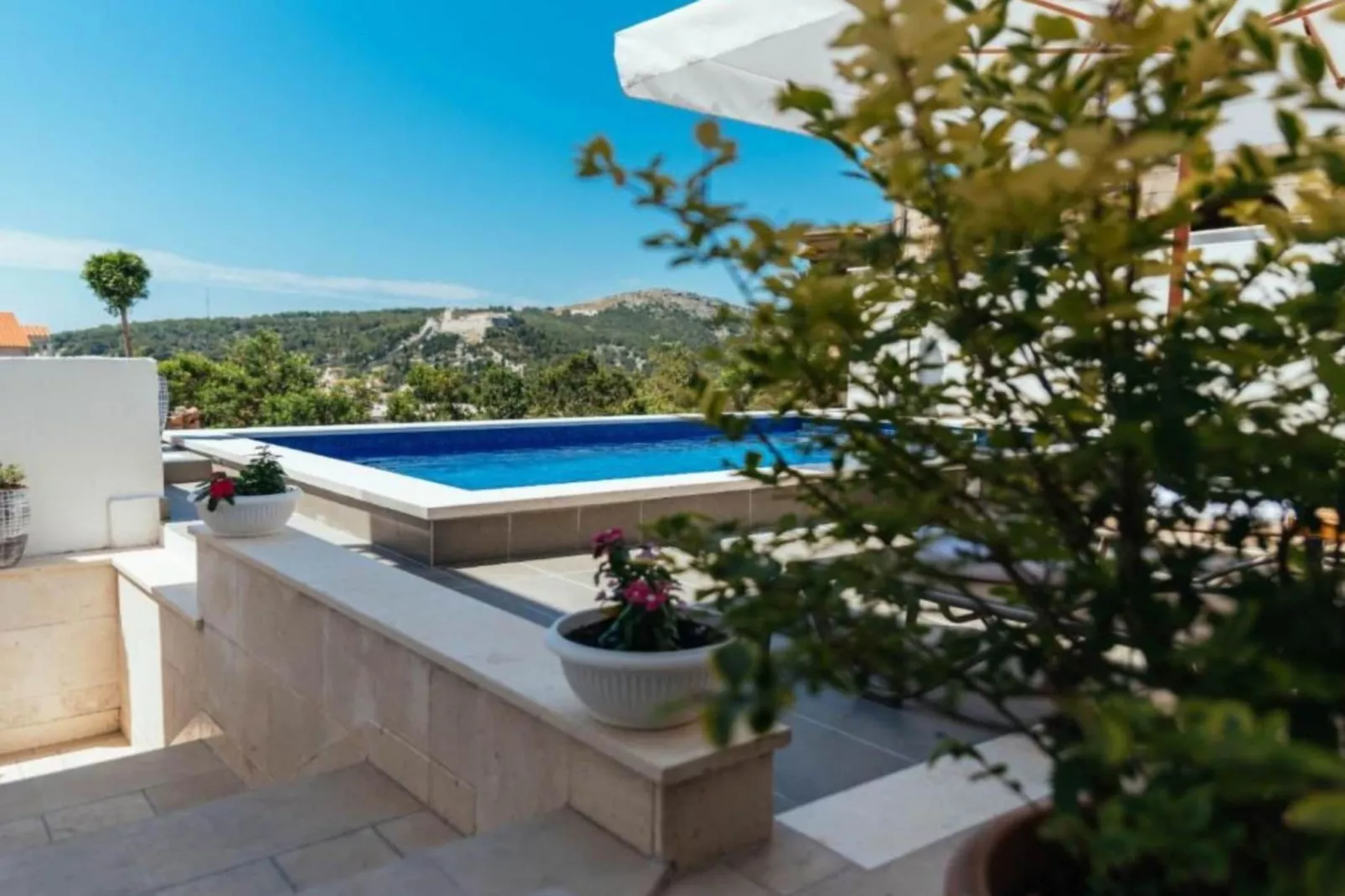 Apartments Trogrlić - Two-Bedroom Apartment with Balcony and Sea View-Zwembad