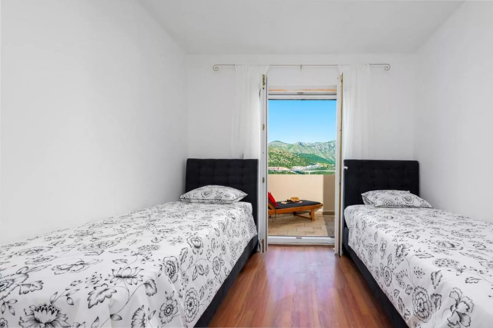 Apartments Meri & Karla - Two Bedroom Apartment with Balcony and Bridge View (Meri)-Slaapkamer