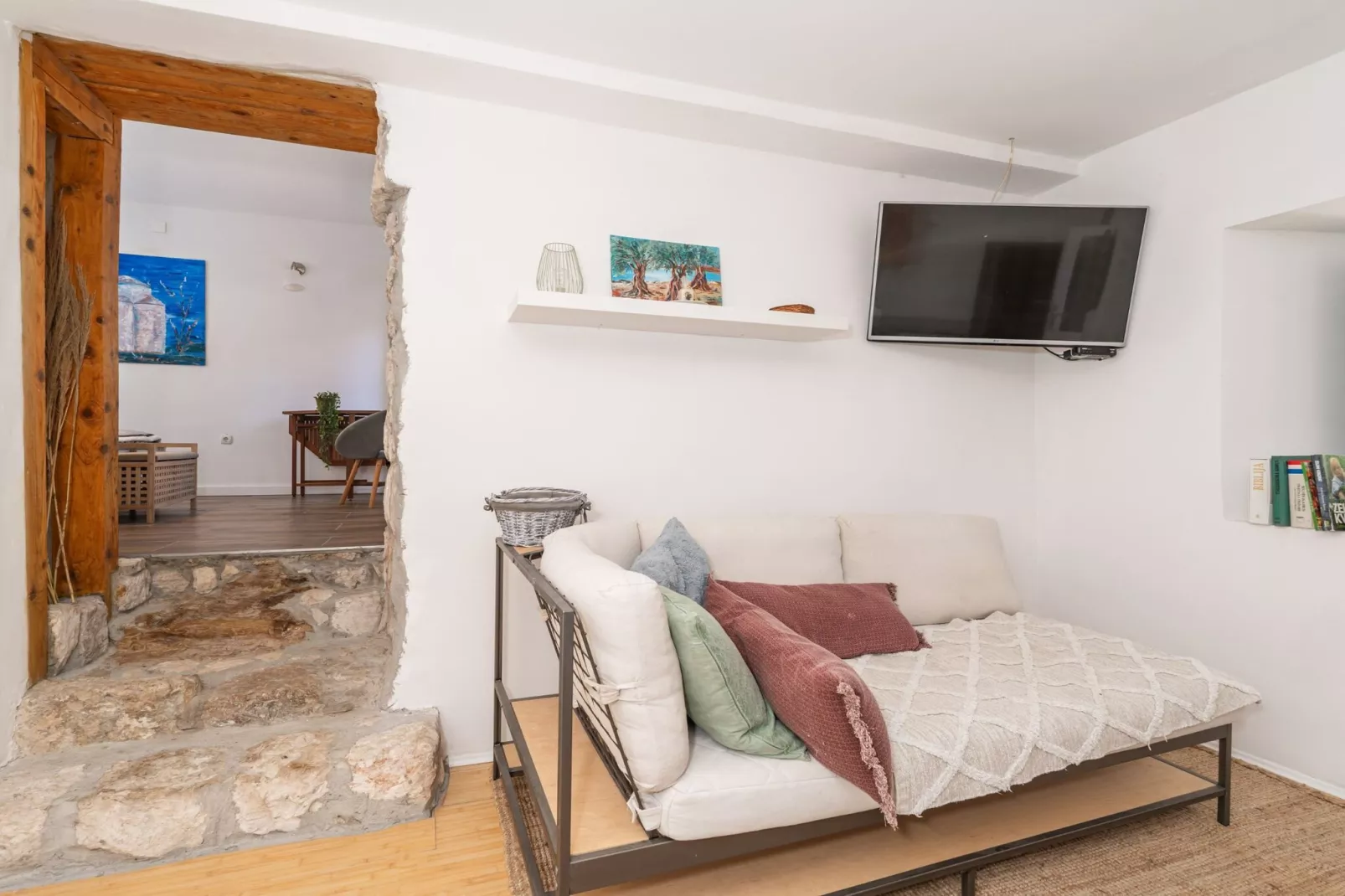 Ranch House Zora - One Bedroom Ranch House-Woonkamer