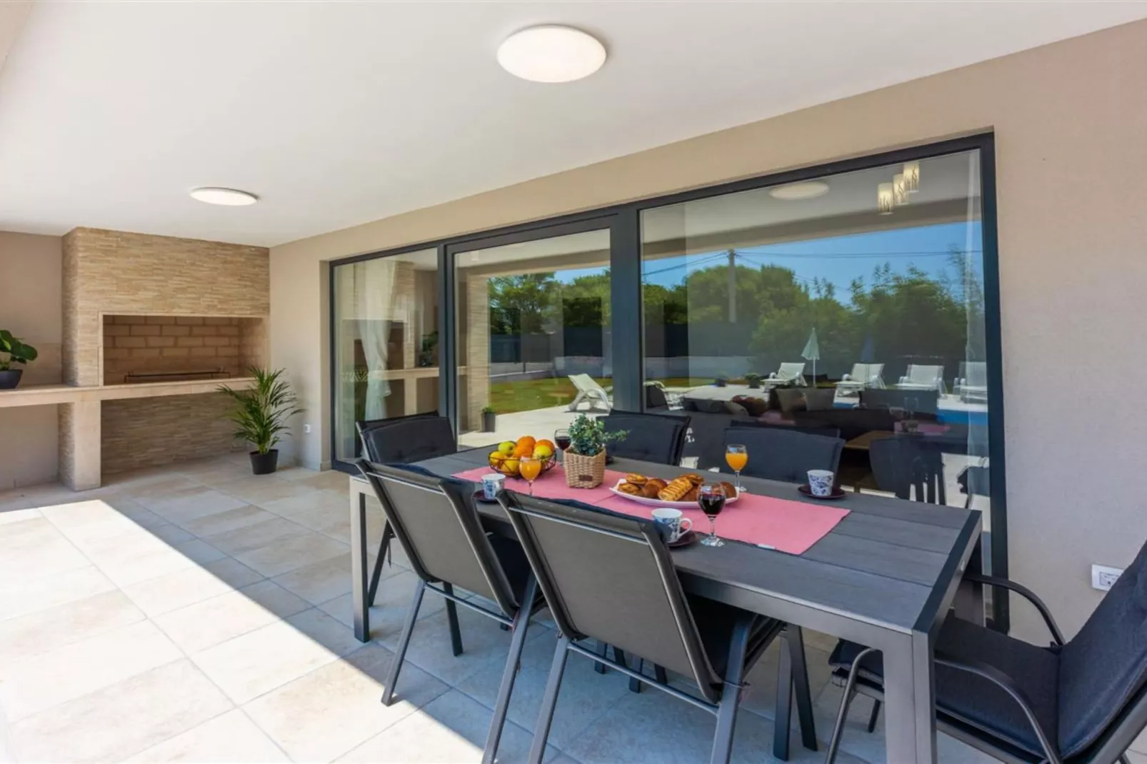 Three Bedroom Villa with Swiming Pool-Eetkamer