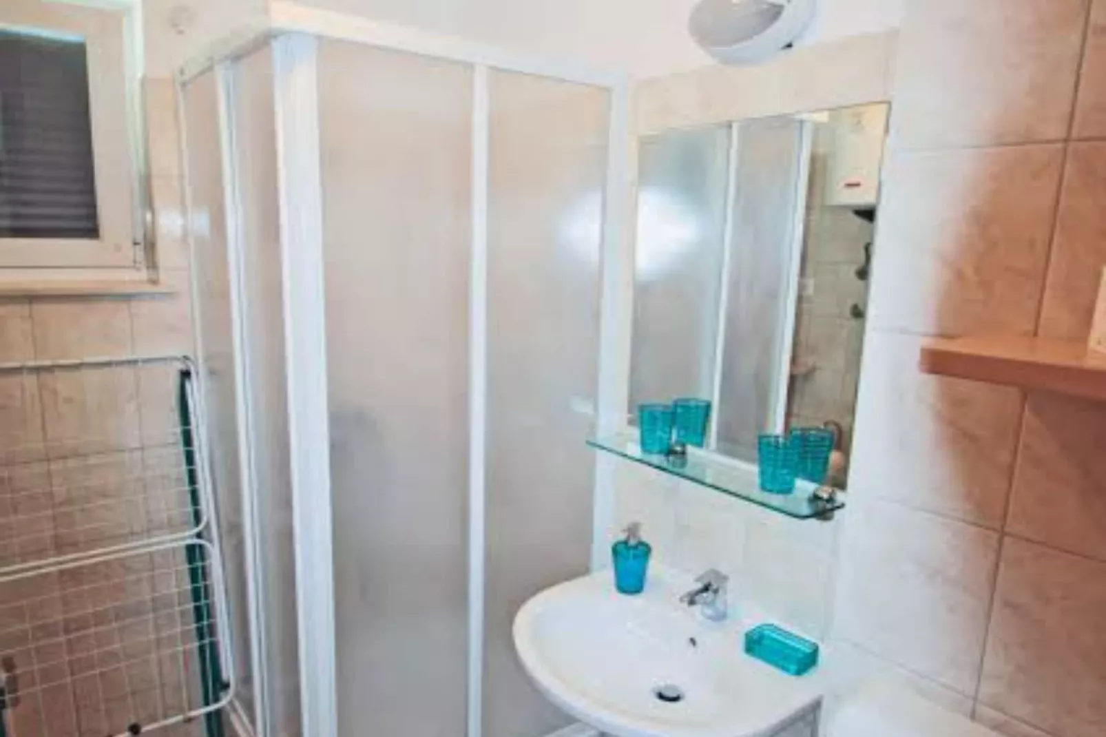 Beachfront Apartments Tamarix - One Bedroom Apartment with Partial Sea View-Badkamer