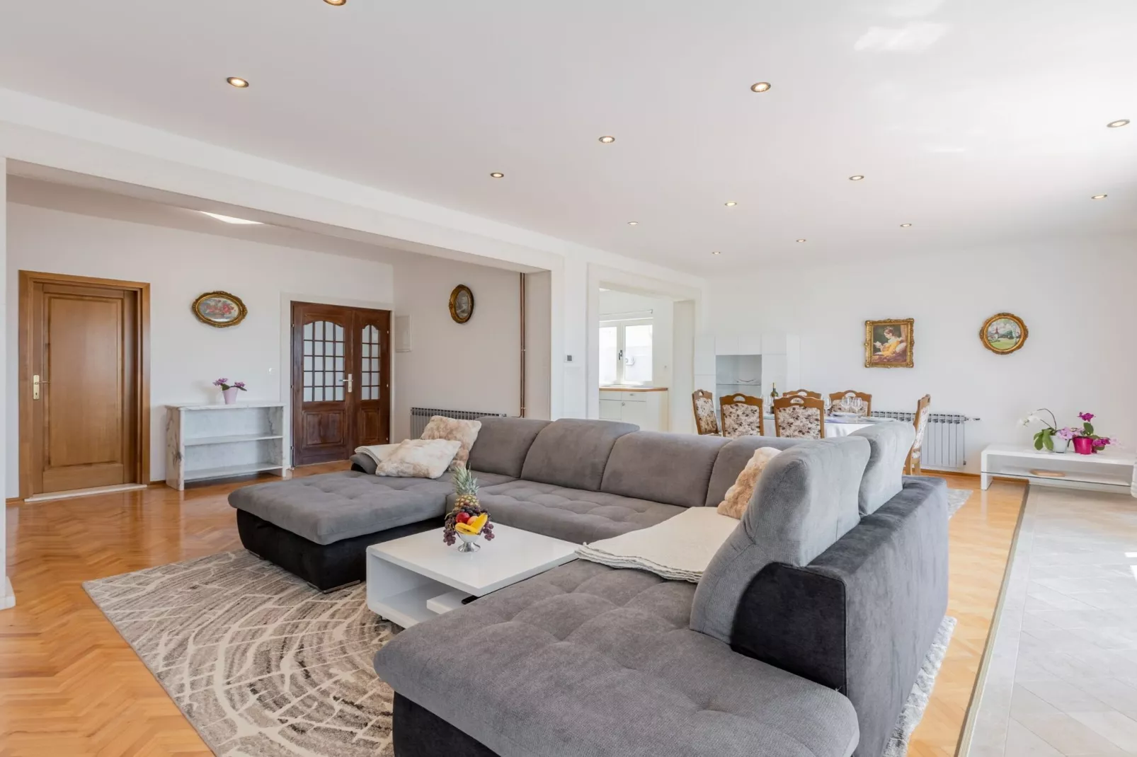 Apartment Merita - Two Bedroom Apartment with Balcony-Woonkamer