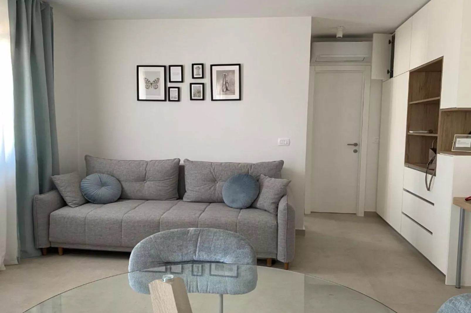 One Bedroom Apartment with  Balcony and City View-Woonkamer