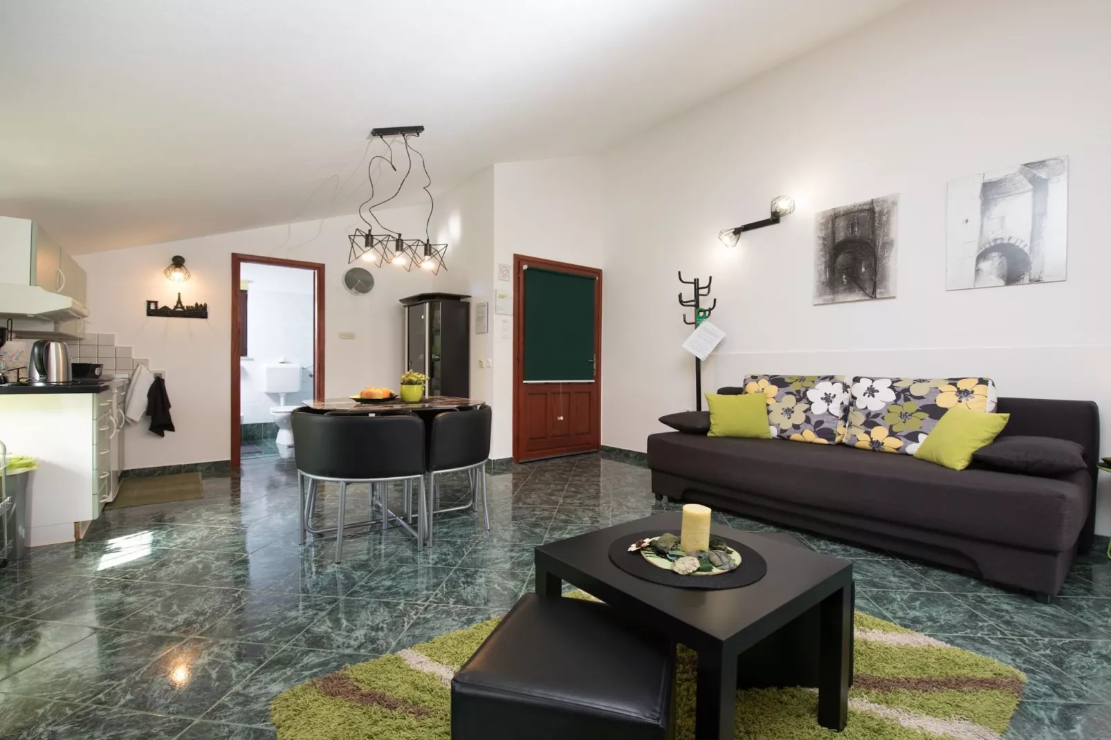 Stylish Lovran Sea View Apartments - Studio Apartment with Balcony and Sea View-Woonkamer