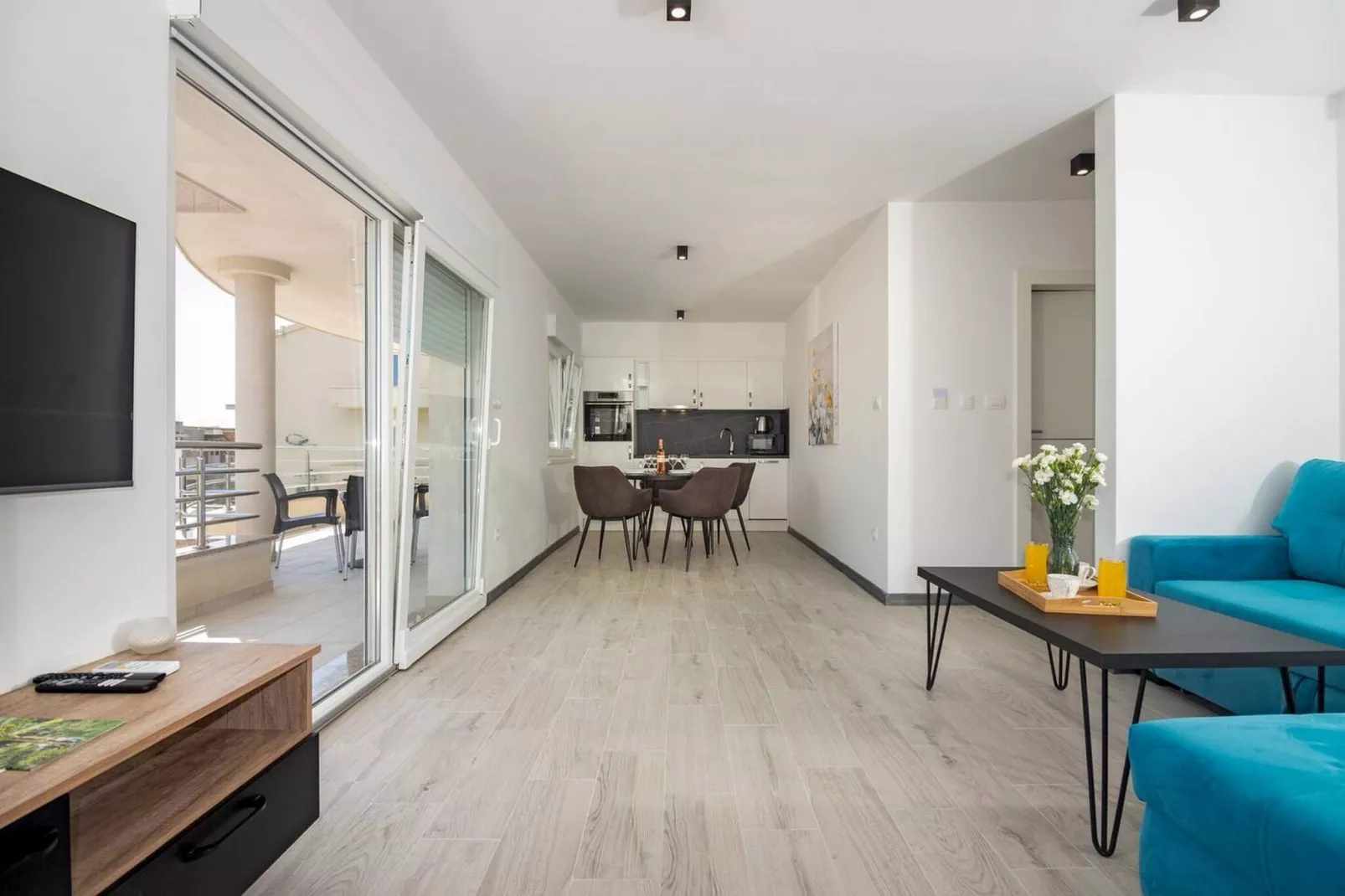 Modern Apartments with Private Balcony - One Bedroom Apartment (Owner S1)-Eetkamer