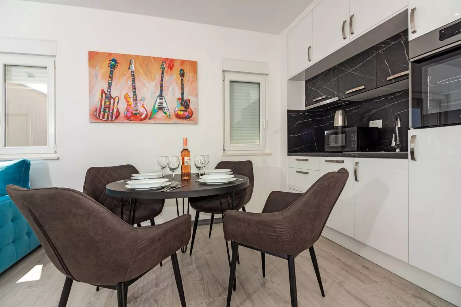 Modern Apartments with Private Balcony - Premium One Bedroom Apartment (Owner S2)-Eetkamer