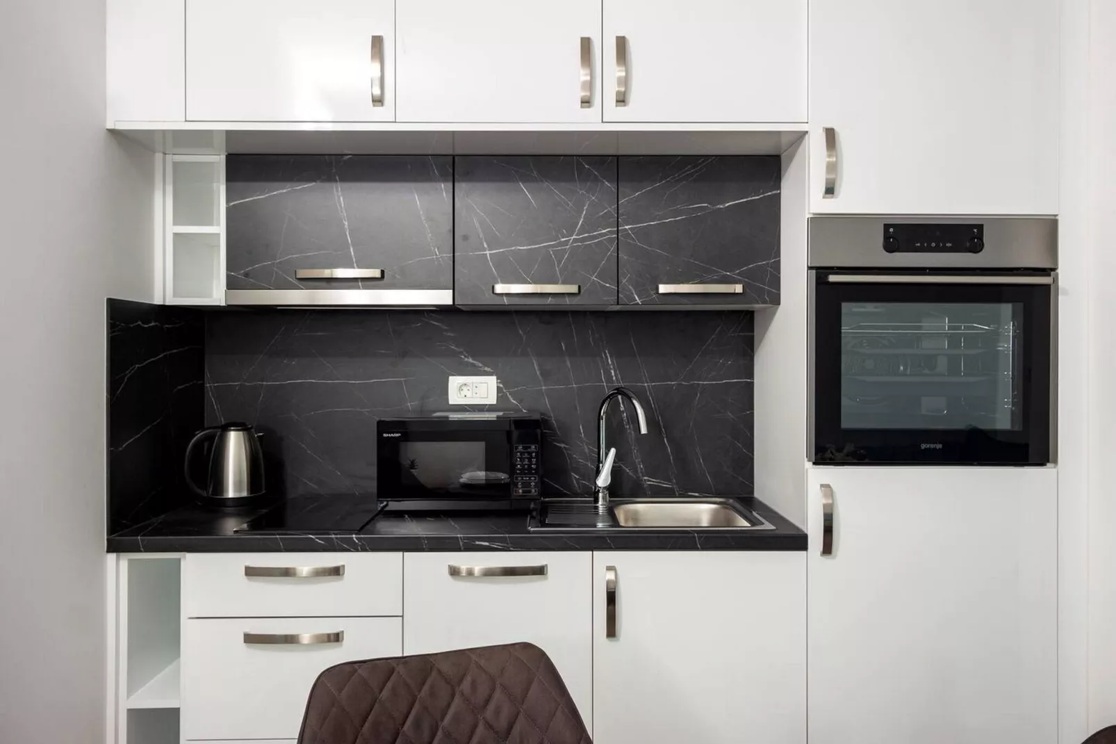 Modern Apartments with Private Balcony - Deluxe One Bedroom Apartment (Owner S3)-Keuken