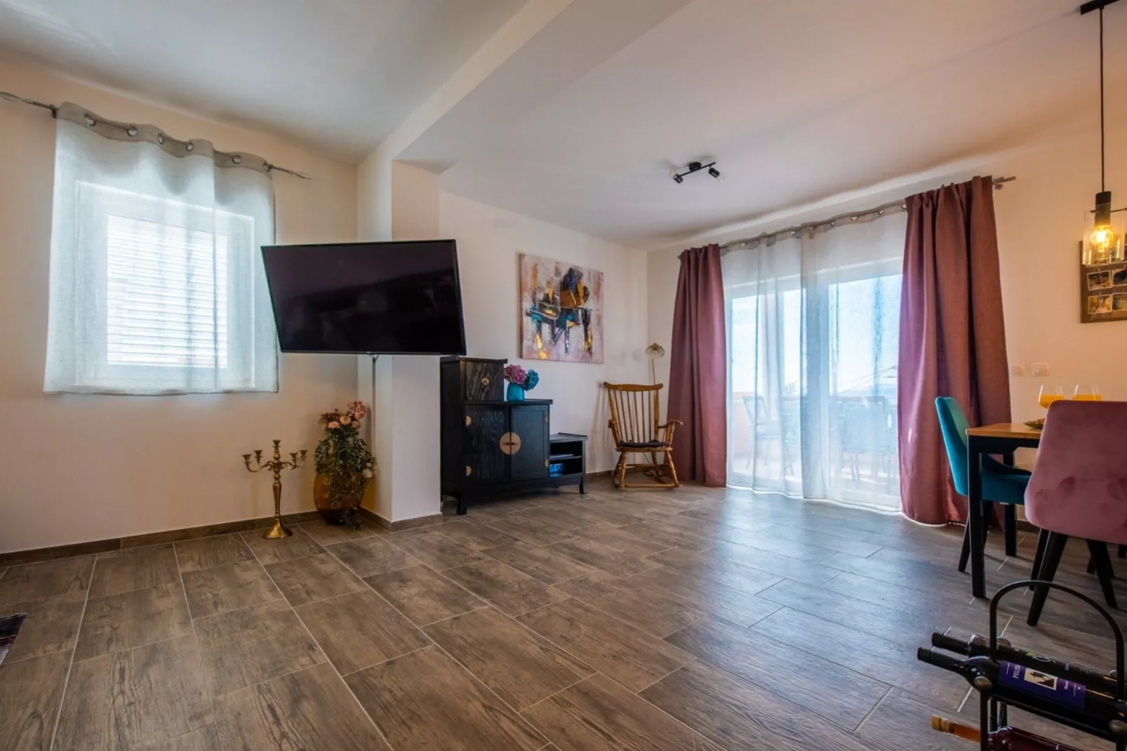 Charming and Tranquil Kastel Gomilica Apartment with Balcony and Patio - Three Bedroom Apartment-Woonkamer