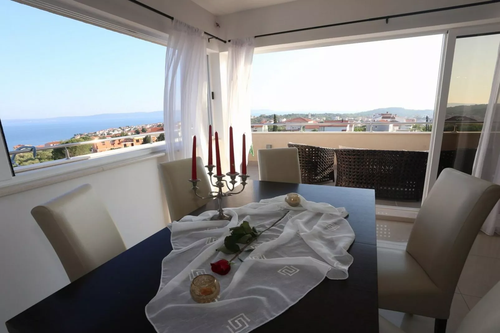 Okrug Gornji Luxurious Escape Villa with Pool - Five Bedroom Villa with Pool-Eetkamer
