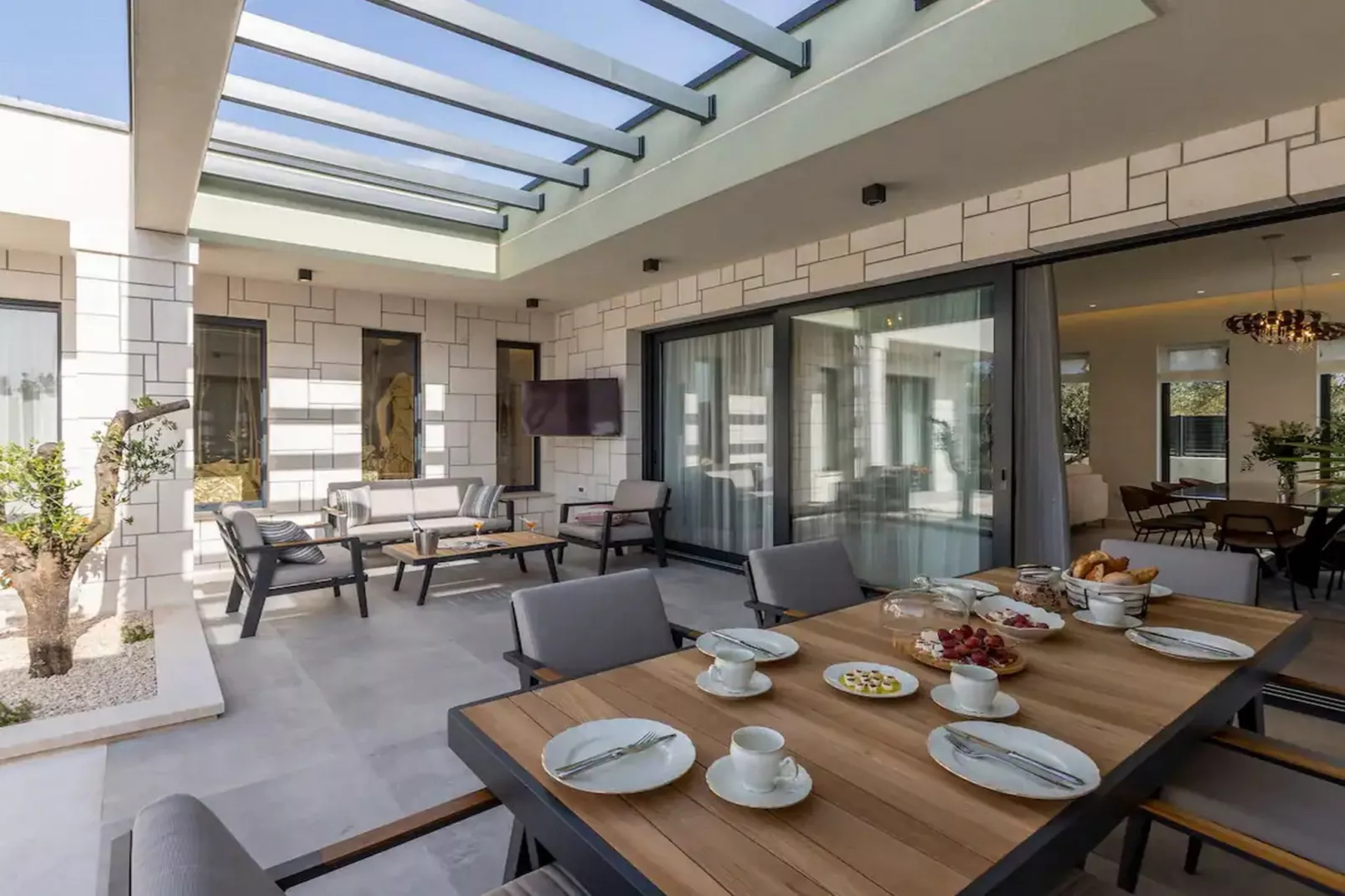 Sophisticated Oasis Residence Villa with Pool - Three Bedroom Villa with Pool-Eetkamer