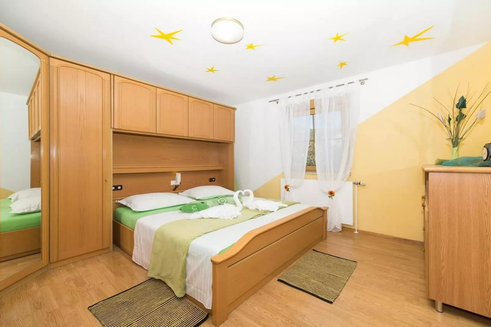 Spacious Holiday Home with Pool and Hot Tub in Kastel Stari - Four Bedroom Holiday Home with Pool-Slaapkamer