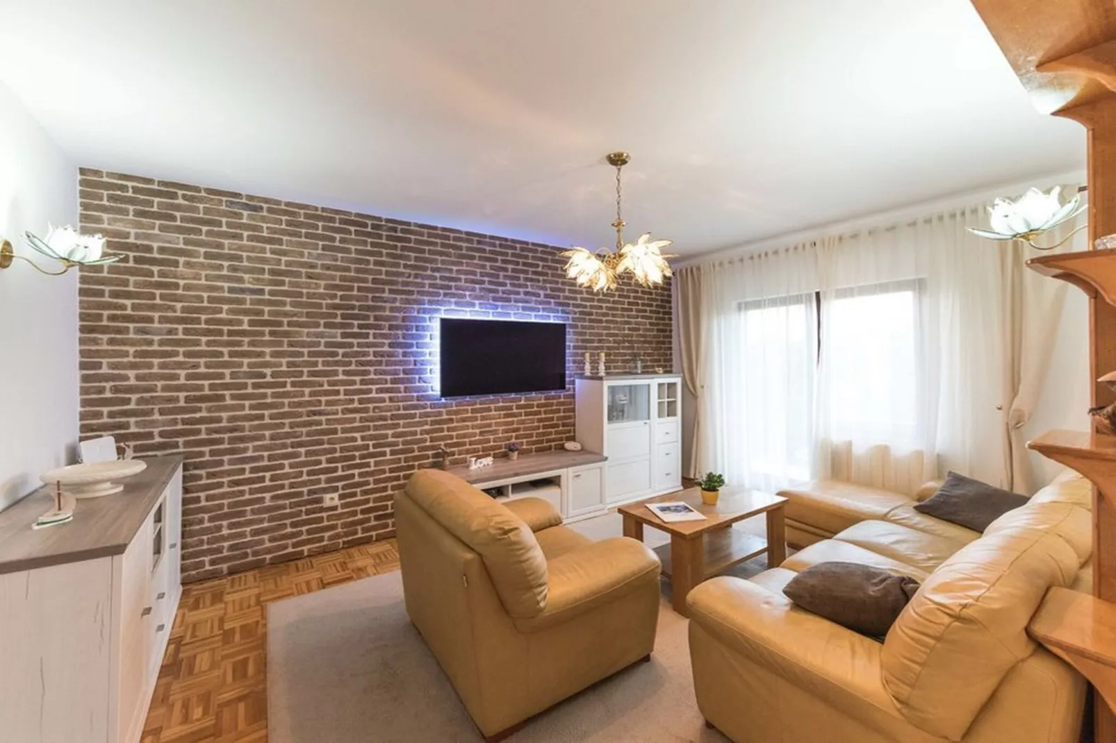 Relaxing Holiday Home with Pool, Fitness Area, and Entertainment Facilities - Six Bedroom Holiday Home-Woonkamer