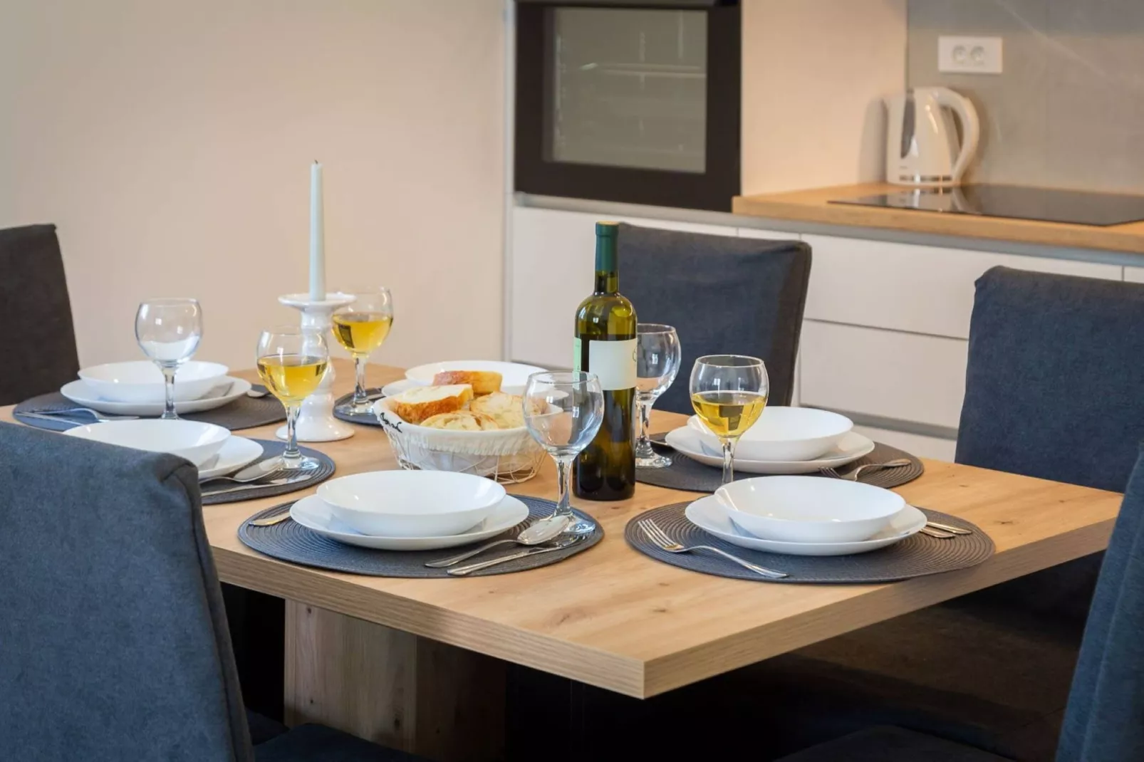Contemporary Apartment with Terrace and Spacious Garden - Two Bedroom Apartment with Terrace-Eetkamer