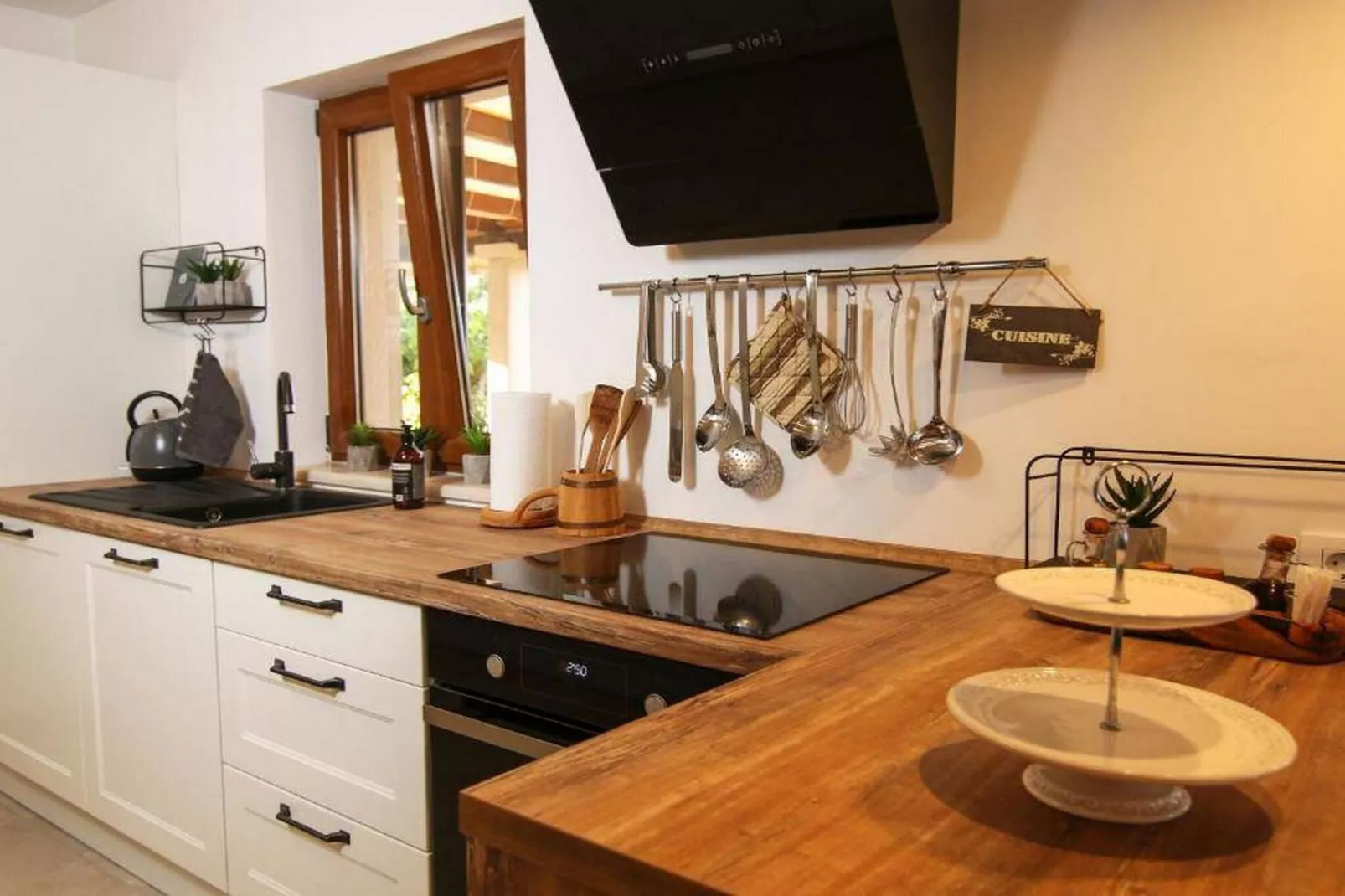 Secluded Oasis with Pool, Outdoor Kitchen, & Landscaped Terraces - Three Bedroom Villa-Keuken