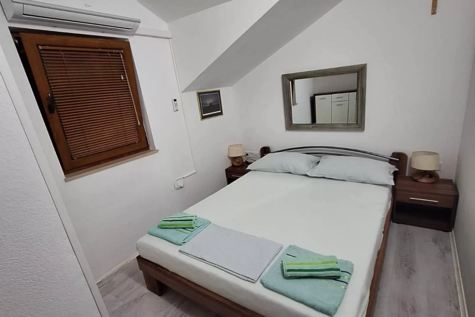 Peaceful Island Haven with Pool, BBQ & Games Area - Four Bedroom Holiday Home-Slaapkamer
