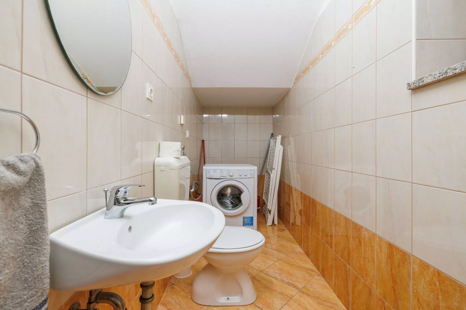 Wonderful Krk Island Stay: Shared Pool, Grill Patio, and Nearby Beaches - Two Bedroom Apartment-Badkamer
