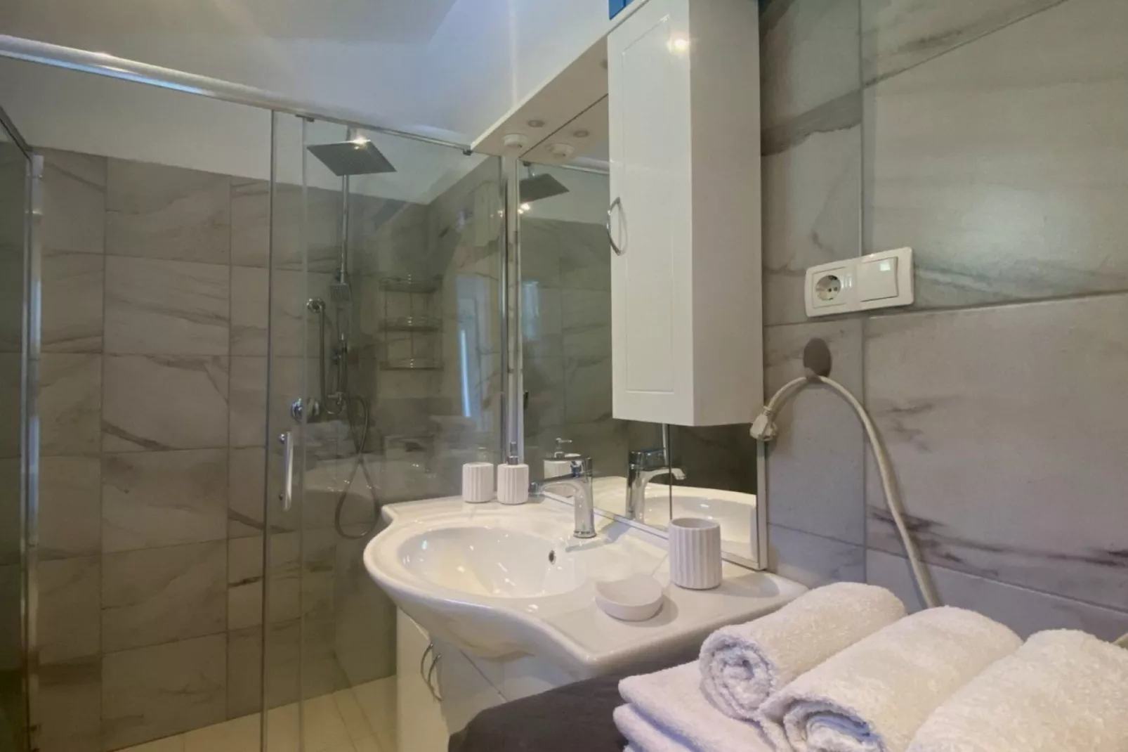 Luxury Lovran Apartments with Swimming Pool - Classic One Bedroom Apartment-Badkamer
