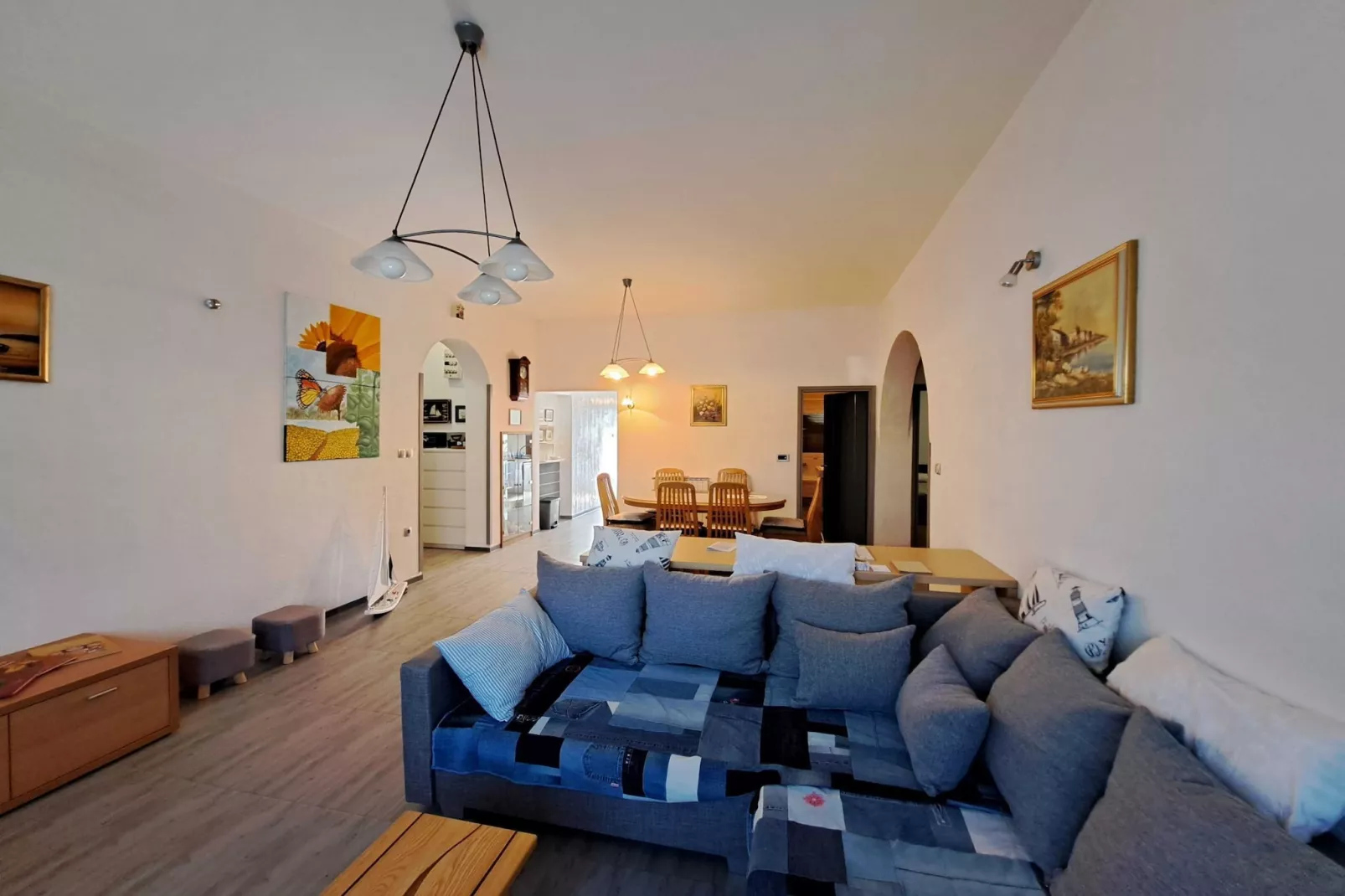 Spacious Urban Retreat Apartment with Terrace - Two Bedroom Apartment with Terrace-Woonkamer