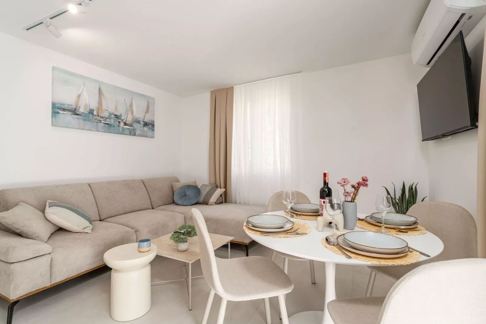 Modern City Escape with Balcony - Near the Ferry Port-Woonkamer