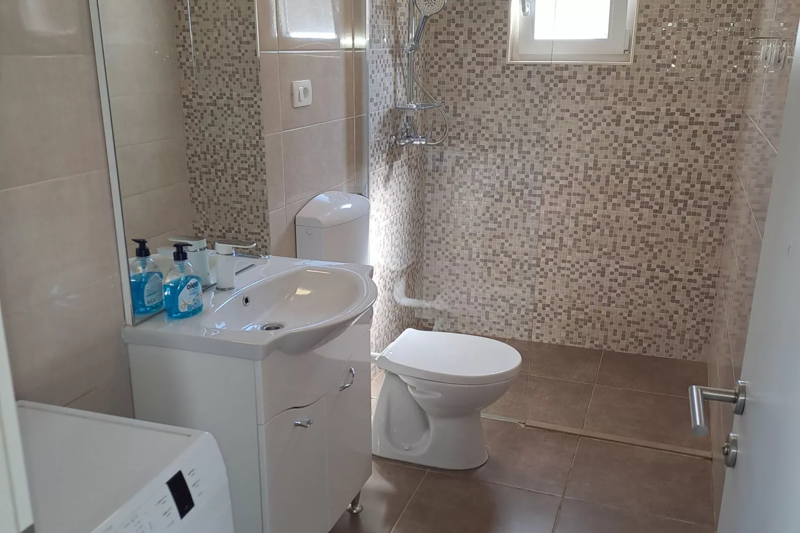 Nane Garden house with heated pool-Badkamer