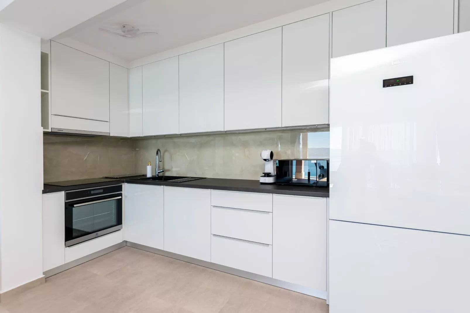 Apartments Hope (Dugi Rat) - Three-Bedroom Apartment with Jacuzzi  (Stanko)-Keuken