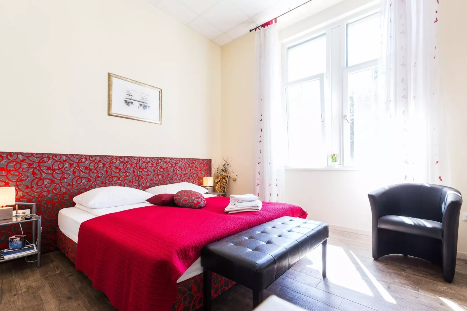 Charming and Historic Old Town Apartments - Studio Apartment-Slaapkamer