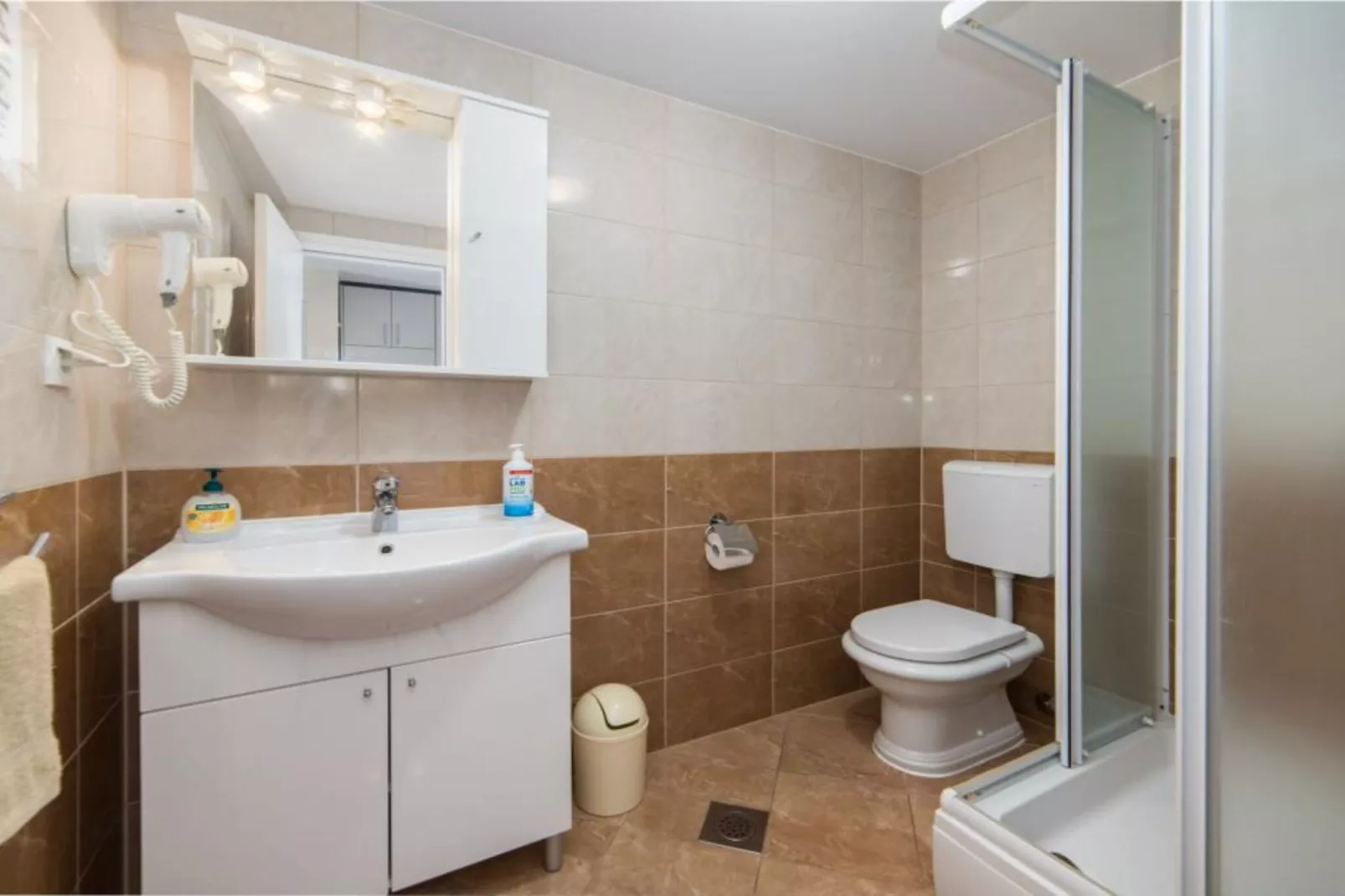 Apartments Nmn - Studio Apartment with Balcony 2-Badkamer